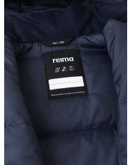 Bernumode | Reima: Зимняя куртка на девочку Reimatec, Nuotio (160 г) 53,62 € Детская зимняя куртка из переработанного волокна. Водо- и ветрозащитный. 
Эта зимняя куртка для детей Reimatec изготовлено из водо- и ветронепроницаемого материала, который также воздухопроницаем, что обеспечивает комфорт, и, как и все функциональные ткани Reima, грязеотталкивающий, что позволяет реже стирать. Основные швы герметичны, что обеспечивает водонепроницаемость, а безопасный съемный капюшон защищает маленькие головы от ветра. Гладкая подкладка облегчает одевание и обеспечивает комфорт при ношении с другими слоями одежды. Два кармана на молнии спереди и регулируемый подол — еще одни удобные детали этой детской утепленной куртки.  

Открытые швы герметичны и водонепроницаемы. 
  Гладкая подкладка из полиэстера 
  Безопасный съемный капюшон.  
Регулируемые манжеты
  Два кармана на молнии  
Регулируемый подол  
Отражающие детали
