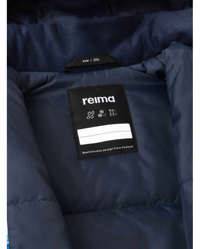 Bernumode | Reima: Zēnu ziemas jaka Reimatec, Nuotio (160 g) 53,62 € Bērnu ziemas jaka, kas izgatavota no pārstrādātām šķiedrām. Ūdens un vēja necaurlaidīgs. 
Šis Reimatec ziemas mētelis bērniem ir izgatavots no ūdens un vēja necaurlaidīga materiāla, kas arī ir elpojošs komfortam - un tāpat kā visi funkcionālie reimas audumi, netīrumus atgrūdoši mazākai mazgāšanai. Galvenās šuves ir noslēgtas, lai tās būtu ūdensnecaurlaidīgas, un drošā, noņemamā kapuce pasargā mazās galviņas no vēja. Gluds oderējums atvieglo ģērbšanos un nodrošina komfortu valkājot ar citām apģērba kārtām. Divas rāvējslēdzēja kabatas priekšpusē un regulējama apakšmala ir citas parocīgas šīs bērnu izolētās jakas detaļas.

Atklātās šuves ir ūdensnecaurlaidīgas  
Gluda poliestera odere 
Droša noņemama kapuce.
Regulējamas aproces  
Divas kabatas ar rāvējslēdzēju
  Regulējama apakšmala  
Atstarojošas detaļas

