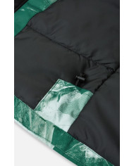 Bernumode | Reima: Zēnu ziemas jaka Reimatec, Nuotio (160 g) 53,62 € Bērnu ziemas jaka, kas izgatavota no pārstrādātām šķiedrām. Ūdens un vēja necaurlaidīgs. 
Šis Reimatec ziemas mētelis bērniem ir izgatavots no ūdens un vēja necaurlaidīga materiāla, kas arī ir elpojošs komfortam - un tāpat kā visi funkcionālie reimas audumi, netīrumus atgrūdoši mazākai mazgāšanai. Galvenās šuves ir noslēgtas, lai tās būtu ūdensnecaurlaidīgas, un drošā, noņemamā kapuce pasargā mazās galviņas no vēja. Gluds oderējums atvieglo ģērbšanos un nodrošina komfortu valkājot ar citām apģērba kārtām. Divas rāvējslēdzēja kabatas priekšpusē un regulējama apakšmala ir citas parocīgas šīs bērnu izolētās jakas detaļas.

Atklātās šuves ir ūdensnecaurlaidīgas  
Gluda poliestera odere 
Droša noņemama kapuce.
Regulējamas aproces  
Divas kabatas ar rāvējslēdzēju
  Regulējama apakšmala  
Atstarojošas detaļas



