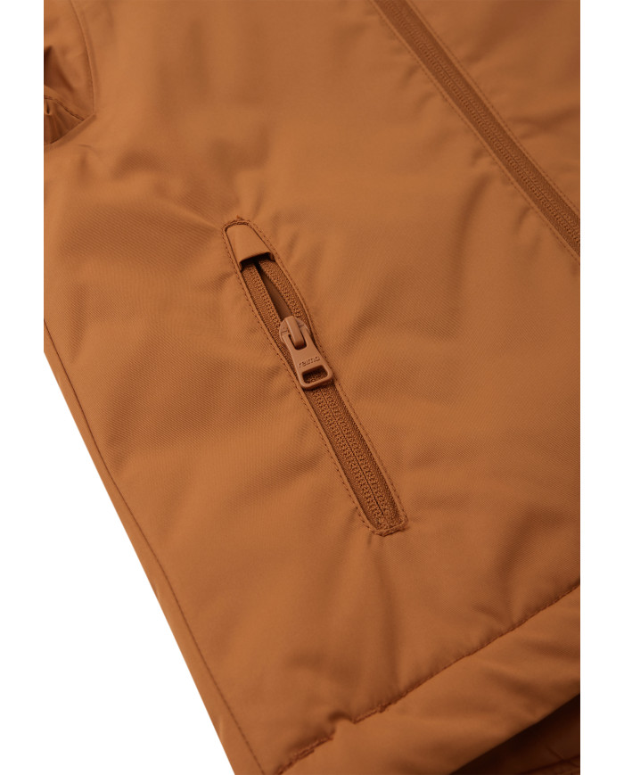 Bernumode | Reima: Зимняя куртка на мальчика Reimatec, Nuotio (160 г) 53,62 € Детская зимняя куртка из переработанного волокна. Водо- и ветрозащитный. 
Эта зимняя куртка для детей Reimatec изготовлено из водо- и ветронепроницаемого материала, который также воздухопроницаем, что обеспечивает комфорт, и, как и все функциональные ткани Reima, грязеотталкивающий, что позволяет реже стирать. Основные швы герметичны, что обеспечивает водонепроницаемость, а безопасный съемный капюшон защищает маленькие головы от ветра. Гладкая подкладка облегчает одевание и обеспечивает комфорт при ношении с другими слоями одежды. Два кармана на молнии спереди и регулируемый подол — еще одни удобные детали этой детской утепленной куртки.  
Открытые швы герметичны и водонепроницаемы. 
  Гладкая подкладка из полиэстера 
  Безопасный съемный капюшон.  
Регулируемые манжеты
  Два кармана на молнии  
Регулируемый подол  
Отражающие детали
 Bernumode | Reima: Зимняя куртка на мальчика Reimatec, Nuotio (160 г) 53,62 € Детская зимняя куртка из переработанного волокна. Водо- и ветрозащитный. 
Эта зимняя куртка для детей Reimatec изготовлено из водо- и ветронепроницаемого материала, который также воздухопроницаем, что обеспечивает комфорт, и, как и все функциональные ткани Reima, грязеотталкивающий, что позволяет реже стирать. Основные швы герметичны, что обеспечивает водонепроницаемость, а безопасный съемный капюшон защищает маленькие головы от ветра. Гладкая подкладка облегчает одевание и обеспечивает комфорт при ношении с другими слоями одежды. Два кармана на молнии спереди и регулируемый подол — еще одни удобные детали этой детской утепленной куртки.  
Открытые швы герметичны и водонепроницаемы. 
  Гладкая подкладка из полиэстера 
  Безопасный съемный капюшон.  
Регулируемые манжеты
  Два кармана на молнии  
Регулируемый подол  
Отражающие детали