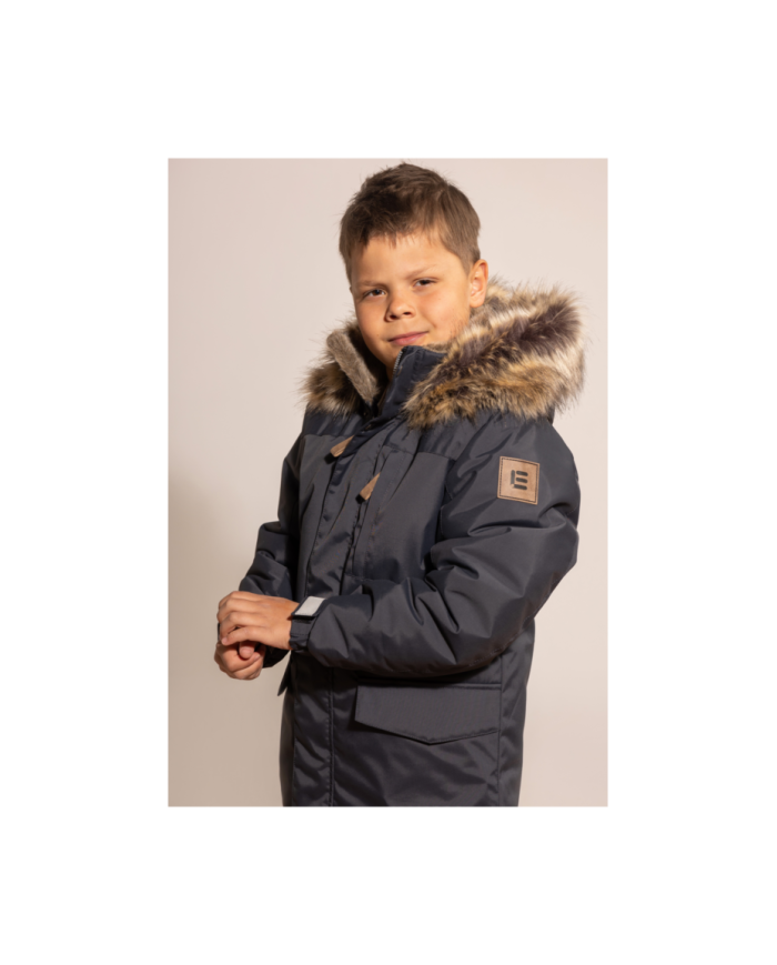 Bernumode | Lenne: Jacket/Parka JANNO 250 g €107.70 Water column: 10 000 mm
Breathable: 10 000 g/m²/24h
Water and soil reprellency: DWR coating (Durable Water Repellent)
BEST SELLER! Boys’ winter parka with luxurious fur
Boys’ parka with a zippered furry hood
This solid-colour Le-Company winter parka is a definite favourite among schoolboys. The fluffy parka features a cool zippered hood, which can be opened to reveal even more fur that covers shoulders. The parka is longer in the back and made of highly waterproof and breathable ActivePlus fabric, which ensures maximum comfort at all times. The waterproof surface of the fabric protects from wind, rain and snow, does not become deformed and handles regular washing, maintaining its initial qualities. Adjustable sleeves. The front of the parka features two zippered sidepockets and a zippered chest pocket. The hood is fully detachable with snap fasteners.
Our high-tech Active+ fabric has a waterproof membrane which prevents water from coming through the product. At the same time it has the ability to evaporate sweat. ◆Water resistance: water column 10 000 mm ◆Breathability: water vapour transmission rate 10 000 g/m²/24h ◆Wind resistance: air permeability 0 l/m²s ◆Water and soil reprellency: DWR coating (Durable Water Repellent)
EXTRA WARM ⁑⁑ insulation is the best choice for frosty weather. Breathable fabric keeps your child from sweating. Heat retaining capacity is much higher than in usual wadding. Offers wearers comfort and freedom of movement in -1..-30°C.
Loop for attaching the reflector.
