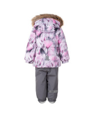 Bernumode | LENNE: Зимний комплект MIINA 250 г +  150 г 81,92 € В изготовлении одежды Active учитываются преобладающие в Эстонии и Северных странах погодные условия, предъявляющие к изделиям особо высокие требования. Используются специально изготовленные высокотехнологичные ткани, предохраняющие ребенка от переохлаждения, практичные в эксплуатации и легкие в уходе. Основными целями развития продукции Lenne являются безопасность, удобство, простота в уходе, практичность.Ткань-Active – водонепроницаемая дышащая ткань. Изделия из серии Active: легки по весу, ветрозащитные и теплые, дышащие, водоотталкивающие, прочные и легки в уходе.Водостойкость: 5 000/5 000 ммВоздухопроводимость: 5 000/10 000 g/m2/24h
Зимний комплект для девочки.
Всепогодный комплект со светоотражающим принтом в верхней части подходит для ношения в зимний период.
Теплая зимняя куртка с уникальным принтом в сочетании с утепленными классическими зимними брюками — это великолепный и практичный наряд для зимних мероприятий на свежем воздухе. Куртка с капюшоном имеет два боковых кармана на молнии, в которые поместится пачка носовых платков и все специальные камни, которые случайно обнаружил малыш. Регулируемые подтяжки гарантируют наилучшую посадку для растущего ребенка. Брюки с высокой талией сохраняют тепло ребенка даже во время самых активных игр. Брюки с эластичными манжетами и съемными петлями на щиколотках надежно держатся на ботинках. Дизайн имеет светоотражающие детали, которые делают ребенка видимым в темноте. Капюшон на кнопках безопасен, так как он легко отстегивается от изделия, если застрянет.
Высокотехнологичная ткань Active+ имеет водонепроницаемую мембрану, которая предотвращает проникновение воды через изделие. При этом он обладает способностью испарять пот. ◆Водонепроницаемость: водяной столб 5 000/5 000 мм ◆Воздухопроницаемость: паропроницаемость 5 000/10 000 г/м²/24ч ◆Ветрозащита: воздухопроницаемость 0 л/м²с ◆Водо- и грязеотталкивание: покрытие DWR (Durable Water Repellent)
Утеплитель EXTRA WARM ⁑⁑ – лучший выбор для морозной погоды. Дышащая ткань не дает вашему ребенку потеть. Теплоудерживающая способность намного выше, чем у обычнго синтепона. Обеспечивает комфорт и свободу движений при температуре от -1 до -30°C. 
Манжет с подкладкой из мягкого меха. Эта уникальная деталь для верхней одежды защитит нежную кожу вашего малыша от трения о прочную и износостойкую ткань. Отдайте предпочтение этому незаменимому решению при выборе верхней одежды.
Петля для крепления отражателя.
