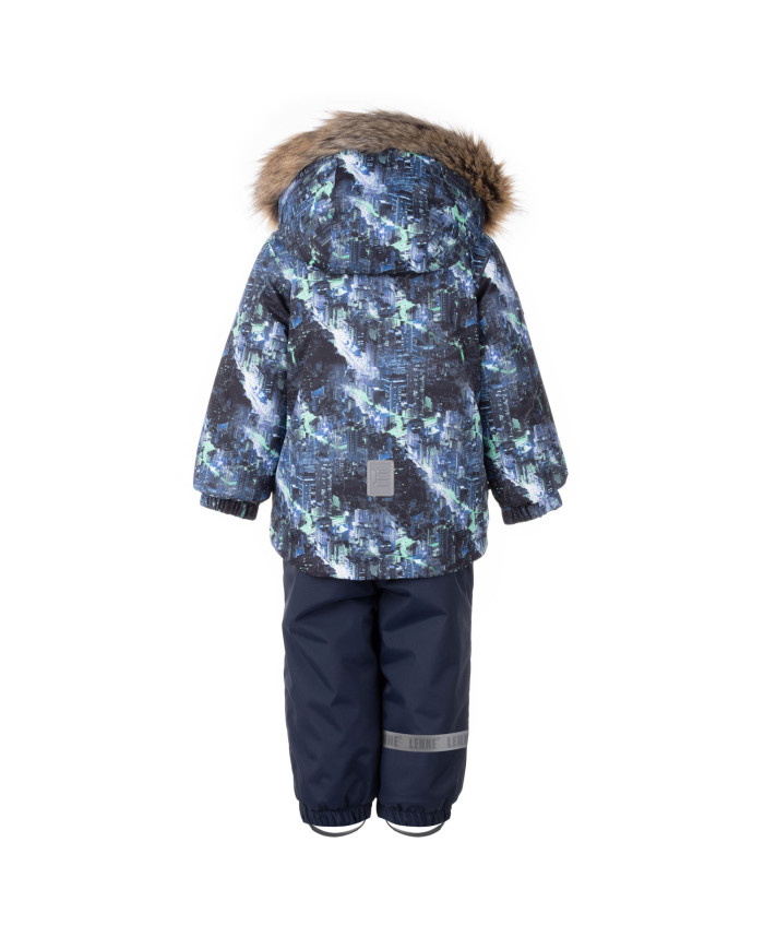 Bernumode | LENNE: Зимний комплект ROBIN 250 г +  150 г 76,80 € В изготовлении одежды Active учитываются преобладающие в Эстонии и Северных странах погодные условия, предъявляющие к изделиям особо высокие требования. Используются специально изготовленные высокотехнологичные ткани, предохраняющие ребенка от переохлаждения, практичные в эксплуатации и легкие в уходе. Основными целями развития продукции Lenne являются безопасность, удобство, простота в уходе, практичность.Ткань-Active – водонепроницаемая дышащая ткань. Изделия из серии Active: легки по весу, ветрозащитные и теплые, дышащие, водоотталкивающие, прочные и легки в уходе.Водостойкость: 5 000/5 000 ммВоздухопроводимость: 5 000/10 000 g/m2/24h
Теплая зимняя куртка с уникальным принтом в сочетании с утепленными классическими зимними брюками — это красивый и практичный наряд для зимних занятий на свежем воздухе. Регулируемые подтяжки гарантируют оптимальную посадку по фигуре растущего ребенка. Брюки с высокой талией сохраняют тепло ребенка даже во время самых активных игр. Брюки с эластичными манжетами и съемными петлями на щиколотках надежно держатся на ботинках. В дизайне использованы светоотражающие детали, которые делают ребенка заметным в темноте. Капюшон на кнопках безопасен, так как легко отстегивается от изделия, если застрянет.
 Bernumode | LENNE: Зимний комплект ROBIN 250 г +  150 г 76,80 € В изготовлении одежды Active учитываются преобладающие в Эстонии и Северных странах погодные условия, предъявляющие к изделиям особо высокие требования. Используются специально изготовленные высокотехнологичные ткани, предохраняющие ребенка от переохлаждения, практичные в эксплуатации и легкие в уходе. Основными целями развития продукции Lenne являются безопасность, удобство, простота в уходе, практичность.Ткань-Active – водонепроницаемая дышащая ткань. Изделия из серии Active: легки по весу, ветрозащитные и теплые, дышащие, водоотталкивающие, прочные и легки в уходе.Водостойкость: 5 000/5 000 ммВоздухопроводимость: 5 000/10 000 g/m2/24h
Теплая зимняя куртка с уникальным принтом в сочетании с утепленными классическими зимними брюками — это красивый и практичный наряд для зимних занятий на свежем воздухе. Регулируемые подтяжки гарантируют оптимальную посадку по фигуре растущего ребенка. Брюки с высокой талией сохраняют тепло ребенка даже во время самых активных игр. Брюки с эластичными манжетами и съемными петлями на щиколотках надежно держатся на ботинках. В дизайне использованы светоотражающие детали, которые делают ребенка заметным в темноте. Капюшон на кнопках безопасен, так как легко отстегивается от изделия, если застрянет.