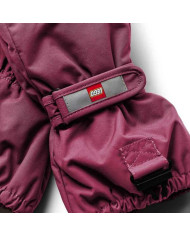 Bernumode | LEGO® Wear: Waterprooof gloves with membrane LWATLIN 700 €29.71 LEGO® Wear PLAY gloves for children
A pair of smart and functional ski gloves makes playing outside a lot more fun on cold and wet days. The many functional features make sure that your child’s fingers are kept dry and warm regardless of the weather.
The LEGO® Wear PLAY glove has an ergonomic fit and an elasticated wrist with a reflector and Velcro closure for an optimum fit. The glove entry is also elasticated to keep snow out. With a PU anti-slip material on the palms and fingertips for a better grip.
THIS IS WHY YOU WILL LOVE THE GLOVES

They are 100% windproof, windproof, and breathable
There is a buckle on the gloves for clicking them onto LEGO Wear jackets and snowsuit
The gloves have a soft isolating Thinsulate insulation¨
The gloves come in so many great colours

The gloves are made in a 100% windproof and breathable material. They have a waterproof and breathable Fan-Tex membrane between the inner and outer layer which makes the gloves 100% waterproof. The inner layer is a comfortable and insulating Thinsulate material.
The gloves can be hooked together at the wrist to keep the pair together when they are not in use. Safety break-away buckle for attaching the gloves to a snowsuit or jacket sleeve. The buckle releases when pulling the gloves, so that your child does not get stuck on anything.


Specifications

Adjustable strap at wrist with Velcro closure.
Elastic at wrist keeps the glove in place.
Soft elastic at opening.
Thinsulate insulation.
Soft microfleece lining inside gloves.
100% waterproof and breathable Fan-Tex membrane inside gloves.
Ergonomic fit.
PU anti-slip material on palm for better grip.
3M Scotchlite reflector.
Breakaway buckle only in size: 104 - 140.
Bionic Finish ECO water repellent finish on the surface.
Windproof.


