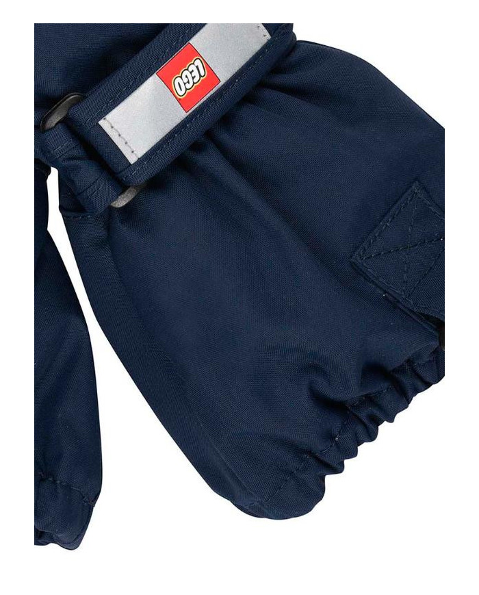 Bernumode | LEGO® Wear: Ūdensnecaurlaidīgie cimdi ar membrānu LWATLIN 700 29,71 € 

LEGO® slēpošanas cimdi bērniem
Pāris gudri un funkcionāli slēpošanas cimdi padara spēlēšanu ārā daudz jautrāku aukstās un mitrās dienās. Daudzās PLAY cimdu funkcionālās īpašības nodrošina, ka jūsu bērna pirksti ir sausi un silti neatkarīgi no laikapstākļiem.
LEGO® ziemas cimdam ir ergonomisks piegulums un elastīga plaukstas locītava ar atstarotāju un āķa un cilpas aizdari, lai nodrošinātu optimālu piegulšanu. Cimdu ieeja ir arī elastīga, lai izvairītos no sniega. Ar PU pretslīdes materiālu plaukstās un pirkstu galos labākai satvērienai.
TĀPĒC JUMS PATĪKS CIMDI

Tie ir ūdensnecaurlaidīgi, vēja necaurlaidīgi un elpojoši
Cimdiem ir sprādze, lai tos varētu noklikšķināt uz LEGO jakām un sniega tērpiem
 Cimdiem ir mīksta izolējoša Thinsulate izolācija
Cimdi ir tik daudzās lieliskās krāsās

Cimdi ir izgatavoti no 100% vēja necaurlaidīga un elpojoša materiāla. Tiem ir ūdensnecaurlaidīga un elpojoša Fan-Tex membrāna starp iekšējo un ārējo slāni, kas padara cimdus 100% ūdensizturīgus. Iekšējais slānis ir ērts un izolējošs Thinsulate materiāls.
Drošības atdalāma sprādze 104-140 izmēram cimdu piestiprināšanai pie sniega tērpa vai jakas piedurknes. Sprādze atlaižas, velkot cimdus, lai jūsu bērns ne uz ko neaizķertos.
Izvēlieties starp daudzām satriecošām krāsām.


