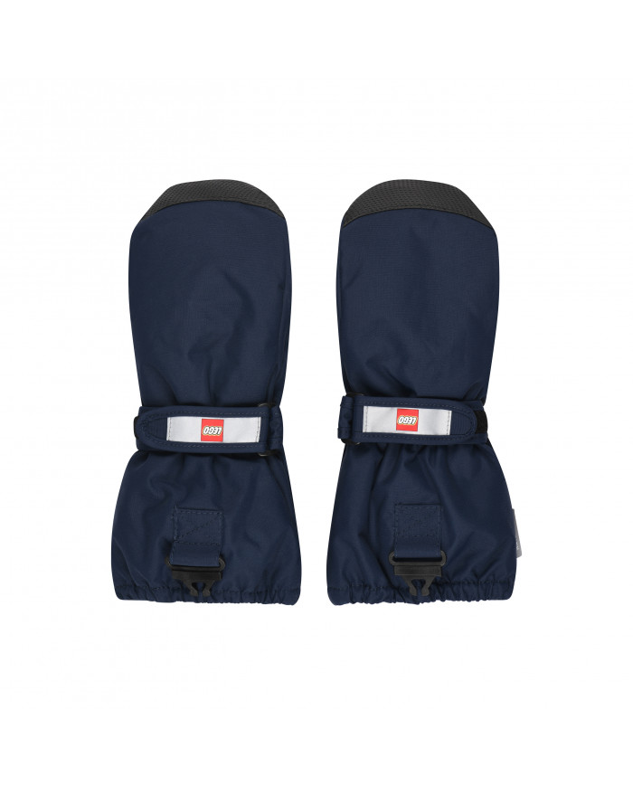 Bernumode | LEGO® Wear: Детские непромокаемые варежки с мембраной, LWATLIN 706 26,00 € Варежки LEGO® для мальчиков и девочек 
В этих теплых варежках вы хорошо защищены от холода и дождя благодаря водонепроницаемой и дышащей мембране. Тогда игра не имеет границ! 
Детские варежки LEGO® изготовлены из 100% ветрозащитного и дышащего материала. Между внутренним и внешним слоем имеется водонепроницаемая и дышащая мембрана Fan-Tex, что делает их на 100% водонепроницаемыми. Внутренний слой выполнен из комфортного и изолирующего материала Thinsulate. 
ВОТ ПОЧЕМУ ВАМ ПОНРАВЯТСЯ ВАРЕЖКИ  

Варежки PLAY имеют эргономичную посадку и эластичное запястье со светоотражателем и застежкой-липучкой для оптимальной посадки.  
Варежки водонепроницаемые, дышащие и ветрозащитные.  
С противоскользящим полиуретановым материалом на ладонях и кончиках пальцев для лучшего захвата. 
  Варежку можно прикрепить к рукаву зимней куртки или зимнего комбинезона LEGO, чтобы она не потерялась (только размеры 104–140).

 Эластичное запястье со светоотражателем и застежкой-липучкой для оптимальной посадки. Вход в рукавицы также эластичен для защиты от снега. Варежка имеет эргономичную посадку и противоскользящий материал из полиуретана на ладонях и кончиках пальцев для лучшего захвата. 
Безопасная отрывная пряжка размера 104–140 для крепления варежек к рукаву зимнего комбинезона или куртки. Пряжка расстегивается при натягивании варежек, поэтому ваш ребенок ни на чем не застрянет. Варежки можно соединить на запястье, чтобы пара оставалась вместе, когда они не используются. 
Выбирайте между множеством великолепных цветов