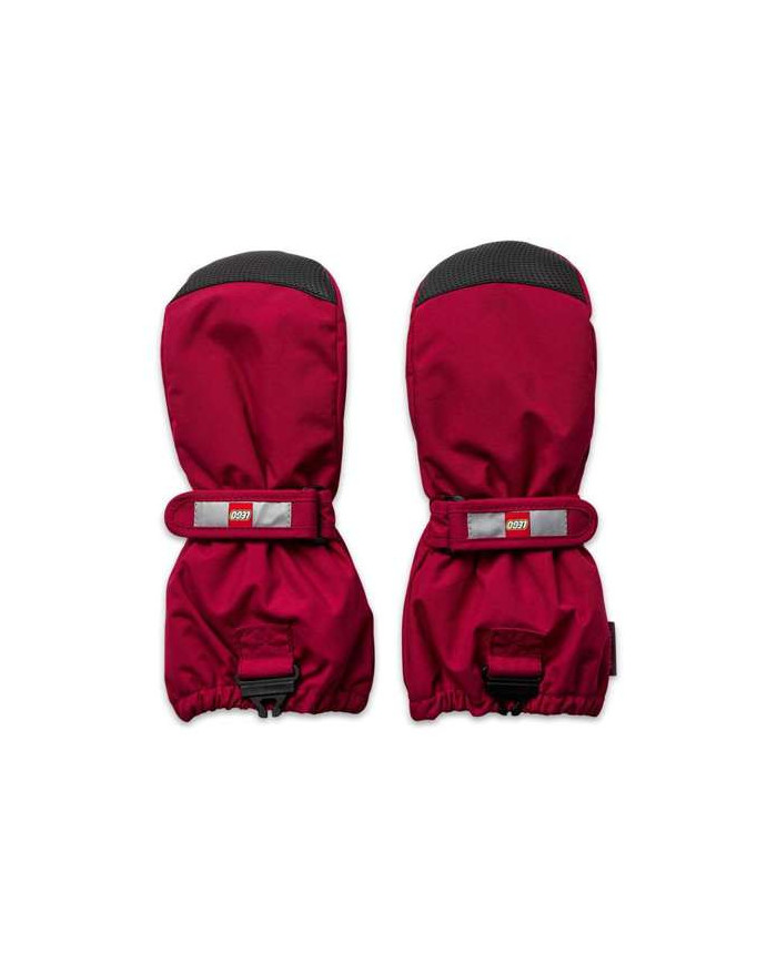 Bernumode | LEGO® Wear: Bērnu ūdensnecaurlaidīgi cimdi ar membrānu, LWATLIN 706 26,00 € LEGO® dūraiņi zēniem un meitenēm 
Ar šiem siltiem dūraiņiem jūs esat labi pasargāts no aukstuma un lietus, pateicoties ūdensizturīgajai un elpojošajai membrānai. Tad spēlei nav ierobežojumu! 
LEGO® dūraiņi bērniem ir izgatavoti no 100% vēja necaurlaidīga un elpojoša materiāla. Tiem ir ūdensnecaurlaidīga un elpojoša Fan-Tex membrāna starp iekšējo un ārējo slāni, kas padara tos 100% ūdensizturīgus. Iekšējais slānis ir ērts un izolējošs Thinsulate materiāls. 
TĀPĒC JUMS PATĪKĀS DŪRAINI 

  PLAY dūraiņam ir ergonomisks piegulums un elastīga plaukstas locītava ar atstarotāju un āķa un cilpas aizdari optimālai piegulēšanai 
  Cimdi ir ūdensnecaurlaidīgi, elpojoši un vēja necaurlaidīgi  
Ar PU pretslīdes materiālu plaukstās un pirkstu galos labākai satvērienai 
  Jūs varat uzklikšķināt dūraiņu uz LEGO ziemas jakas vai sniega tērpa piedurknes, lai tas nepazustu (tikai 104-140 izmēram) 

Elastīga plaukstas locītava ar atstarotāju un āķa un cilpas aizdari optimālai piegulēšanai. Cimda ieeja ir arī elastīga, lai neļautu sniegam. Cimdam ir ergonomisks piegulums un PU neslīdošs materiāls plaukstās un pirkstu galos, lai nodrošinātu labāku satvērienu. 
Drošības atdalāma sprādze 104-140 izmēram dūraiņu piestiprināšanai pie sniega tērpa vai jakas piedurknes. Sprādze atlaižas, velkot dūraiņus, lai jūsu bērns ne uz ko neaizķertos. Cimdus var sasiet kopā plaukstas locītavā, lai pāris būtu kopā, kad tos nelieto.
 Izvēlieties starp daudzām lieliskām krāsām