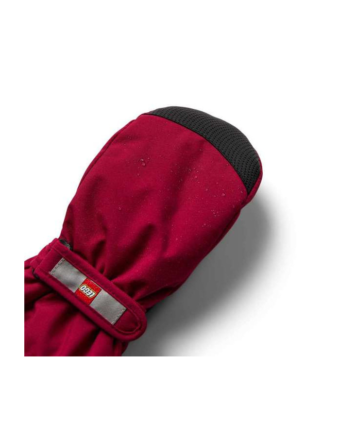 Bernumode | LEGO® Wear: Bērnu ūdensnecaurlaidīgi cimdi ar membrānu, LWATLIN 706 26,00 € LEGO® dūraiņi zēniem un meitenēm 
Ar šiem siltiem dūraiņiem jūs esat labi pasargāts no aukstuma un lietus, pateicoties ūdensizturīgajai un elpojošajai membrānai. Tad spēlei nav ierobežojumu! 
LEGO® dūraiņi bērniem ir izgatavoti no 100% vēja necaurlaidīga un elpojoša materiāla. Tiem ir ūdensnecaurlaidīga un elpojoša Fan-Tex membrāna starp iekšējo un ārējo slāni, kas padara tos 100% ūdensizturīgus. Iekšējais slānis ir ērts un izolējošs Thinsulate materiāls. 
TĀPĒC JUMS PATĪKĀS DŪRAINI 

  PLAY dūraiņam ir ergonomisks piegulums un elastīga plaukstas locītava ar atstarotāju un āķa un cilpas aizdari optimālai piegulēšanai 
  Cimdi ir ūdensnecaurlaidīgi, elpojoši un vēja necaurlaidīgi  
Ar PU pretslīdes materiālu plaukstās un pirkstu galos labākai satvērienai 
  Jūs varat uzklikšķināt dūraiņu uz LEGO ziemas jakas vai sniega tērpa piedurknes, lai tas nepazustu (tikai 104-140 izmēram) 

Elastīga plaukstas locītava ar atstarotāju un āķa un cilpas aizdari optimālai piegulēšanai. Cimda ieeja ir arī elastīga, lai neļautu sniegam. Cimdam ir ergonomisks piegulums un PU neslīdošs materiāls plaukstās un pirkstu galos, lai nodrošinātu labāku satvērienu. 
Drošības atdalāma sprādze 104-140 izmēram dūraiņu piestiprināšanai pie sniega tērpa vai jakas piedurknes. Sprādze atlaižas, velkot dūraiņus, lai jūsu bērns ne uz ko neaizķertos. Cimdus var sasiet kopā plaukstas locītavā, lai pāris būtu kopā, kad tos nelieto.
 Izvēlieties starp daudzām lieliskām krāsām