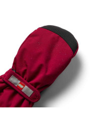 Bernumode | LEGO® Wear: Kids' waterprooof mittens with membrane, LWATLIN 706 €26.00 LEGO® mittens for boys and girlsWith these warm mittens, you are well protected from cold and rain thanks to a waterproof and breathable membrane. Then, play has no limits!The LEGO® mittens for children are made in a 100% windproof and breathable material. They have a waterproof and breathable Fan-Tex membrane between the inner and outer layer which makes them 100% waterproof. The inner layer is a comfortable and insulating Thinsulate material.THIS IS WHY YOU WILL LOVE THE MITTENS    The PLAY mitten has an ergonomic fit and an elasticated wrist with a reflector and hook and loop closure for an optimum fit    The mittens are waterproof, breathable, and windproof    With a PU anti-slip material on the palms and fingertips for a better grip    You can click the mitten onto the sleeve of the LEGO winter jacket or snowsuit so that it doesn’t get lost (size 104-140 only)Elasticated wrist with a reflector and hook and loop closure for an optimum fit. The mitten entry is also elasticated to keep snow out. The mitten has an ergonomic fit and a PU anti-slip material on the palms and fingertips for a better grip.Safety break-away buckle in size 104-140 for attaching the mittens to a snowsuit or jacket sleeve. The buckle releases when pulling the mittens, so that your child does not get stuck on anything. The mittens can be hooked together at the wrist to keep the pair together when they are not in use.Choose between lots of great colours