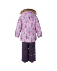 Bernumode | copy of Lenne: Ziemas komplekts RIMONA  330 g +  150 g 94,15 € Ūdens izturība: 5 000/10 000 mmGaisa caurlaidība:  5 000/10 000 g/m2/24h
Meiteņu ziemas komplekts. 
Komplekts visiem laikapstākļiem ar atstarojošu rakstu augšpusē ir piemērots valkāšanai ziemas periodā 
Lenne meiteņu ziemas komplekts ir ūdens, vēja un lietus necaurlaidīgs. Bikses ar regulējamām lencēm uztur jūsu bērna muguru siltu pat aktīvas rotaļas laikā. Produkta dizainā ir atstarojošas detaļas, kas padara jūsu bērnu redzamu pat vistumšākajā ziemā. Drošu kapuci uz pogām atpogā no izstrādājuma, ja tas iestrēgst. 
Mūsu augsto tehnoloģiju Active+ audumam ir ūdensnecaurlaidīga membrāna, kas neļauj ūdenim iekļūt izstrādājumā. Tajā pašā laikā tai ir spēja iztvaikot sviedrus. ◆Ūdensizturība: ūdens stabs 5 000/10 000 mm ◆Elpošanas spēja: ūdens tvaiku caurlaidība 5 000/10 000 g/m²/24h ◆Vēja pretestība: gaisa caurlaidība 0 l/m²s ◆Ūdens atgrūšanas spējas 
ĪPAŠI SILTA ⁑⁑ izolācija ir vislabākā izvēle salam. Elpojošs audums pasargā jūsu bērnu no svīšanas. Siltumnoturība ir daudz augstāka nekā parastajai vatei. Piedāvā valkātājiem komfortu un kustību brīvību -1..-30°C. 
Manšete ar mīkstu kažokādas oderi. Šī unikālā āra apģērba detaļa aizsargā jūsu bērnu maigo ādu no berzes pret stipru un izturīgu audumu. Izvēloties āra apģērbu, dodiet priekšroku šim neaizvietojamajam risinājumam. 
Cilpa atstarotāja piestiprināšanai.
 Bernumode | copy of Lenne: Ziemas komplekts RIMONA  330 g +  150 g 94,15 € Ūdens izturība: 5 000/10 000 mmGaisa caurlaidība:  5 000/10 000 g/m2/24h
Meiteņu ziemas komplekts. 
Komplekts visiem laikapstākļiem ar atstarojošu rakstu augšpusē ir piemērots valkāšanai ziemas periodā 
Lenne meiteņu ziemas komplekts ir ūdens, vēja un lietus necaurlaidīgs. Bikses ar regulējamām lencēm uztur jūsu bērna muguru siltu pat aktīvas rotaļas laikā. Produkta dizainā ir atstarojošas detaļas, kas padara jūsu bērnu redzamu pat vistumšākajā ziemā. Drošu kapuci uz pogām atpogā no izstrādājuma, ja tas iestrēgst. 
Mūsu augsto tehnoloģiju Active+ audumam ir ūdensnecaurlaidīga membrāna, kas neļauj ūdenim iekļūt izstrādājumā. Tajā pašā laikā tai ir spēja iztvaikot sviedrus. ◆Ūdensizturība: ūdens stabs 5 000/10 000 mm ◆Elpošanas spēja: ūdens tvaiku caurlaidība 5 000/10 000 g/m²/24h ◆Vēja pretestība: gaisa caurlaidība 0 l/m²s ◆Ūdens atgrūšanas spējas 
ĪPAŠI SILTA ⁑⁑ izolācija ir vislabākā izvēle salam. Elpojošs audums pasargā jūsu bērnu no svīšanas. Siltumnoturība ir daudz augstāka nekā parastajai vatei. Piedāvā valkātājiem komfortu un kustību brīvību -1..-30°C. 
Manšete ar mīkstu kažokādas oderi. Šī unikālā āra apģērba detaļa aizsargā jūsu bērnu maigo ādu no berzes pret stipru un izturīgu audumu. Izvēloties āra apģērbu, dodiet priekšroku šim neaizvietojamajam risinājumam. 
Cilpa atstarotāja piestiprināšanai.
