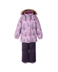 Bernumode | copy of Lenne: Ziemas komplekts RIMONA  330 g +  150 g 94,15 € Ūdens izturība: 5 000/10 000 mmGaisa caurlaidība:  5 000/10 000 g/m2/24h
Meiteņu ziemas komplekts. 
Komplekts visiem laikapstākļiem ar atstarojošu rakstu augšpusē ir piemērots valkāšanai ziemas periodā 
Lenne meiteņu ziemas komplekts ir ūdens, vēja un lietus necaurlaidīgs. Bikses ar regulējamām lencēm uztur jūsu bērna muguru siltu pat aktīvas rotaļas laikā. Produkta dizainā ir atstarojošas detaļas, kas padara jūsu bērnu redzamu pat vistumšākajā ziemā. Drošu kapuci uz pogām atpogā no izstrādājuma, ja tas iestrēgst. 
Mūsu augsto tehnoloģiju Active+ audumam ir ūdensnecaurlaidīga membrāna, kas neļauj ūdenim iekļūt izstrādājumā. Tajā pašā laikā tai ir spēja iztvaikot sviedrus. ◆Ūdensizturība: ūdens stabs 5 000/10 000 mm ◆Elpošanas spēja: ūdens tvaiku caurlaidība 5 000/10 000 g/m²/24h ◆Vēja pretestība: gaisa caurlaidība 0 l/m²s ◆Ūdens atgrūšanas spējas 
ĪPAŠI SILTA ⁑⁑ izolācija ir vislabākā izvēle salam. Elpojošs audums pasargā jūsu bērnu no svīšanas. Siltumnoturība ir daudz augstāka nekā parastajai vatei. Piedāvā valkātājiem komfortu un kustību brīvību -1..-30°C. 
Manšete ar mīkstu kažokādas oderi. Šī unikālā āra apģērba detaļa aizsargā jūsu bērnu maigo ādu no berzes pret stipru un izturīgu audumu. Izvēloties āra apģērbu, dodiet priekšroku šim neaizvietojamajam risinājumam. 
Cilpa atstarotāja piestiprināšanai.
 Bernumode | copy of Lenne: Ziemas komplekts RIMONA  330 g +  150 g 94,15 € Ūdens izturība: 5 000/10 000 mmGaisa caurlaidība:  5 000/10 000 g/m2/24h
Meiteņu ziemas komplekts. 
Komplekts visiem laikapstākļiem ar atstarojošu rakstu augšpusē ir piemērots valkāšanai ziemas periodā 
Lenne meiteņu ziemas komplekts ir ūdens, vēja un lietus necaurlaidīgs. Bikses ar regulējamām lencēm uztur jūsu bērna muguru siltu pat aktīvas rotaļas laikā. Produkta dizainā ir atstarojošas detaļas, kas padara jūsu bērnu redzamu pat vistumšākajā ziemā. Drošu kapuci uz pogām atpogā no izstrādājuma, ja tas iestrēgst. 
Mūsu augsto tehnoloģiju Active+ audumam ir ūdensnecaurlaidīga membrāna, kas neļauj ūdenim iekļūt izstrādājumā. Tajā pašā laikā tai ir spēja iztvaikot sviedrus. ◆Ūdensizturība: ūdens stabs 5 000/10 000 mm ◆Elpošanas spēja: ūdens tvaiku caurlaidība 5 000/10 000 g/m²/24h ◆Vēja pretestība: gaisa caurlaidība 0 l/m²s ◆Ūdens atgrūšanas spējas 
ĪPAŠI SILTA ⁑⁑ izolācija ir vislabākā izvēle salam. Elpojošs audums pasargā jūsu bērnu no svīšanas. Siltumnoturība ir daudz augstāka nekā parastajai vatei. Piedāvā valkātājiem komfortu un kustību brīvību -1..-30°C. 
Manšete ar mīkstu kažokādas oderi. Šī unikālā āra apģērba detaļa aizsargā jūsu bērnu maigo ādu no berzes pret stipru un izturīgu audumu. Izvēloties āra apģērbu, dodiet priekšroku šim neaizvietojamajam risinājumam. 
Cilpa atstarotāja piestiprināšanai.
