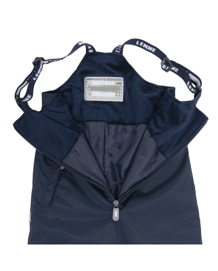 Bernumode | LENNE: Зимний полукомбинезон JACK 150г 49,50 € В изготовлении одежды Active учитываются преобладающие в Эстонии и Северных странах погодные условия, предъявляющие к изделиям особо высокие требования. Используются специально изготовленные высокотехнологичные ткани, предохраняющие ребенка от переохлаждения, практичные в эксплуатации и легкие в уходе. Основными целями развития продукции Lenne являются безопасность, удобство, простота в уходе, практичность.Ткань-Active – водонепроницаемая дышащая ткань. Изделия из серии Active: легки по весу, ветрозащитные и теплые, дышащие, водоотталкивающие, прочные и легки в уходе.Водостойкость: 10000 ммВоздухопроводимость: 10000 г/ м²/24 ч
Водо- и грязеотталкивающая способность: обработка DWR (Durable Water Repellent)
Материал верха: 100% полиамид+PU, Ткань-Active plus. Ткань Cordura (сверхпрочная и износостойкая).
Материал подкладки: 100% полиэстер.
Утеплитель: Isosoft (150 гр).
Зимние штанишки. Штрипка из прочной резины, которая крепится пуговицами с 2-х сторон. Бретели по длине регулируются под рост ребёнка. Светоотражающие элементы. В таком изделии Ваш ребенок будет выглядеть великолепно, почувствует комфорт и тепло в прохладное зимнее время. Bernumode | LENNE: Зимний полукомбинезон JACK 150г 49,50 € В изготовлении одежды Active учитываются преобладающие в Эстонии и Северных странах погодные условия, предъявляющие к изделиям особо высокие требования. Используются специально изготовленные высокотехнологичные ткани, предохраняющие ребенка от переохлаждения, практичные в эксплуатации и легкие в уходе. Основными целями развития продукции Lenne являются безопасность, удобство, простота в уходе, практичность.Ткань-Active – водонепроницаемая дышащая ткань. Изделия из серии Active: легки по весу, ветрозащитные и теплые, дышащие, водоотталкивающие, прочные и легки в уходе.Водостойкость: 10000 ммВоздухопроводимость: 10000 г/ м²/24 ч
Водо- и грязеотталкивающая способность: обработка DWR (Durable Water Repellent)
Материал верха: 100% полиамид+PU, Ткань-Active plus. Ткань Cordura (сверхпрочная и износостойкая).
Материал подкладки: 100% полиэстер.
Утеплитель: Isosoft (150 гр).
Зимние штанишки. Штрипка из прочной резины, которая крепится пуговицами с 2-х сторон. Бретели по длине регулируются под рост ребёнка. Светоотражающие элементы. В таком изделии Ваш ребенок будет выглядеть великолепно, почувствует комфорт и тепло в прохладное зимнее время.