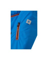 Bernumode | Reima: Zēnu ziemas jaka Reimatec, Kanto (160 g) 53,62 € Bērnu ziemas jaka, kas izgatavota no pārstrādātām šķiedrām. Ūdens un vēja necaurlaidīgs. 
Šis Reimatec ziemas mētelis bērniem ir izgatavots no ūdens un vēja necaurlaidīga materiāla, kas arī ir elpojošs komfortam - un tāpat kā visi funkcionālie reimas audumi, netīrumus atgrūdoši mazākai mazgāšanai. Galvenās šuves ir noslēgtas, lai tās būtu ūdensnecaurlaidīgas, un drošā, noņemamā kapuce pasargā mazās galviņas no vēja. Gluds oderējums atvieglo ģērbšanos un nodrošina komfortu valkājot ar citām apģērba kārtām. Divas rāvējslēdzēja kabatas priekšpusē un regulējama apakšmala ir citas parocīgas šīs bērnu izolētās jakas detaļas.  
Atklātās šuves ir ūdensnecaurlaidīgas  
Gluda poliestera odere 
Droša noņemama kapuce.
Divas kabatas ar rāvējslēdzēju
  Regulējama apakšmala  
Atstarojošas detaļas
Sniega svārki
 Bernumode | Reima: Zēnu ziemas jaka Reimatec, Kanto (160 g) 53,62 € Bērnu ziemas jaka, kas izgatavota no pārstrādātām šķiedrām. Ūdens un vēja necaurlaidīgs. 
Šis Reimatec ziemas mētelis bērniem ir izgatavots no ūdens un vēja necaurlaidīga materiāla, kas arī ir elpojošs komfortam - un tāpat kā visi funkcionālie reimas audumi, netīrumus atgrūdoši mazākai mazgāšanai. Galvenās šuves ir noslēgtas, lai tās būtu ūdensnecaurlaidīgas, un drošā, noņemamā kapuce pasargā mazās galviņas no vēja. Gluds oderējums atvieglo ģērbšanos un nodrošina komfortu valkājot ar citām apģērba kārtām. Divas rāvējslēdzēja kabatas priekšpusē un regulējama apakšmala ir citas parocīgas šīs bērnu izolētās jakas detaļas.  
Atklātās šuves ir ūdensnecaurlaidīgas  
Gluda poliestera odere 
Droša noņemama kapuce.
Divas kabatas ar rāvējslēdzēju
  Regulējama apakšmala  
Atstarojošas detaļas
Sniega svārki