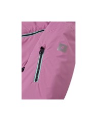 Bernumode | Reima: Зимняя куртка на девочку Reimatec, Kanto (160 г) 53,62 € Детская зимняя куртка из переработанного волокна. Водо- и ветрозащитный. 
Эта зимняя куртка для детей Reimatec изготовлено из водо- и ветронепроницаемого материала, который также воздухопроницаем, что обеспечивает комфорт, и, как и все функциональные ткани Reima, грязеотталкивающий, что позволяет реже стирать. Основные швы герметичны, что обеспечивает водонепроницаемость, а безопасный съемный капюшон защищает маленькие головы от ветра. Гладкая подкладка облегчает одевание и обеспечивает комфорт при ношении с другими слоями одежды. Два кармана на молнии спереди и регулируемый подол — еще одни удобные детали этой детской утепленной куртки.  

Открытые швы герметичны и водонепроницаемы. 
  Гладкая подкладка из полиэстера 
  Безопасный съемный капюшон.  
  Два кармана на молнии  
Регулируемый подол  
Отражающие детали
Снежная юбка
