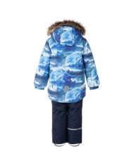 Bernumode | Lenne: Ziemas komplekts RON  330 g +  150 g 94,15 € Komplekts visiem laikapstākļiem ar atstarojošu rakstu augšpusē ir piemērots valkāšanai ziemas periodā 
Lenne ziemas komplekts ir ūdens, vēja un lietus necaurlaidīgs. Bikses ar regulējamām lencēm uztur jūsu bērna muguru siltu pat aktīvas rotaļas laikā. Produkta dizainā ir atstarojošas detaļas, kas padara jūsu bērnu redzamu pat vistumšākajā ziemā. Drošu kapuci uz pogām atpogā no izstrādājuma, ja tas iestrēgst. 
 
ĪPAŠI SILTA ⁑⁑ izolācija ir vislabākā izvēle salam. Piedāvā valkātājiem komfortu un kustību brīvību -1..-30°C. 
Manšete ar mīkstu kažokādas oderi. Šī unikālā āra apģērba detaļa aizsargā jūsu bērnu maigo ādu no berzes pret stipru un izturīgu audumu. Izvēloties āra apģērbu, dodiet priekšroku šim neaizvietojamajam risinājumam. 
Cilpa atstarotāja piestiprināšanai.
 Bernumode | Lenne: Ziemas komplekts RON  330 g +  150 g 94,15 € Komplekts visiem laikapstākļiem ar atstarojošu rakstu augšpusē ir piemērots valkāšanai ziemas periodā 
Lenne ziemas komplekts ir ūdens, vēja un lietus necaurlaidīgs. Bikses ar regulējamām lencēm uztur jūsu bērna muguru siltu pat aktīvas rotaļas laikā. Produkta dizainā ir atstarojošas detaļas, kas padara jūsu bērnu redzamu pat vistumšākajā ziemā. Drošu kapuci uz pogām atpogā no izstrādājuma, ja tas iestrēgst. 
 
ĪPAŠI SILTA ⁑⁑ izolācija ir vislabākā izvēle salam. Piedāvā valkātājiem komfortu un kustību brīvību -1..-30°C. 
Manšete ar mīkstu kažokādas oderi. Šī unikālā āra apģērba detaļa aizsargā jūsu bērnu maigo ādu no berzes pret stipru un izturīgu audumu. Izvēloties āra apģērbu, dodiet priekšroku šim neaizvietojamajam risinājumam. 
Cilpa atstarotāja piestiprināšanai.