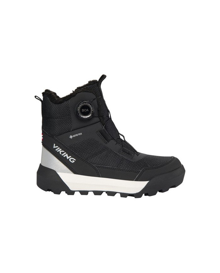 Bernumode | Viking: Expower Warm GTX BOA  - Labākie savā klasē ūdensizturīgi ziemas zābaki pusaudžiem ar GORE-TEX 93,31 € Augstākās kvalitātes, izolēti un ūdensnecaurlaidīgi bērnu apavi vidēja griezuma garumāAr Expower Warm GTX BOA, Viking labākajiem apaviem savā klasē, palīdziet savam bērnam izklaidēties. Ūdensizturīga PFC nesaturoša GORE-TEX membrāna saglabā kājas sausas mitros apstākļos, savukārt siltā izolācija pasargā no aukstuma. Izturīgā un atbalstošā vidus griezuma augšdaļa ir aprīkota ar BOA aizdares sistēmu, lai nodrošinātu precīzu piegulšanu. Viegla EVA starpzole nodrošina lielisku amortizāciju, un gumijas ārējā zole ar lieljaudas izciļņiem nodrošina nepārspējamu saķeri jebkuros zemes apstākļos.
 Bernumode | Viking: Expower Warm GTX BOA  - Labākie savā klasē ūdensizturīgi ziemas zābaki pusaudžiem ar GORE-TEX 93,31 € Augstākās kvalitātes, izolēti un ūdensnecaurlaidīgi bērnu apavi vidēja griezuma garumāAr Expower Warm GTX BOA, Viking labākajiem apaviem savā klasē, palīdziet savam bērnam izklaidēties. Ūdensizturīga PFC nesaturoša GORE-TEX membrāna saglabā kājas sausas mitros apstākļos, savukārt siltā izolācija pasargā no aukstuma. Izturīgā un atbalstošā vidus griezuma augšdaļa ir aprīkota ar BOA aizdares sistēmu, lai nodrošinātu precīzu piegulšanu. Viegla EVA starpzole nodrošina lielisku amortizāciju, un gumijas ārējā zole ar lieljaudas izciļņiem nodrošina nepārspējamu saķeri jebkuros zemes apstākļos.