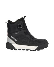 Bernumode | Viking: Expower Warm GTX BOA  - Labākie savā klasē ūdensizturīgi ziemas zābaki pusaudžiem ar GORE-TEX 93,31 € Augstākās kvalitātes, izolēti un ūdensnecaurlaidīgi bērnu apavi vidēja griezuma garumāAr Expower Warm GTX BOA, Viking labākajiem apaviem savā klasē, palīdziet savam bērnam izklaidēties. Ūdensizturīga PFC nesaturoša GORE-TEX membrāna saglabā kājas sausas mitros apstākļos, savukārt siltā izolācija pasargā no aukstuma. Izturīgā un atbalstošā vidus griezuma augšdaļa ir aprīkota ar BOA aizdares sistēmu, lai nodrošinātu precīzu piegulšanu. Viegla EVA starpzole nodrošina lielisku amortizāciju, un gumijas ārējā zole ar lieljaudas izciļņiem nodrošina nepārspējamu saķeri jebkuros zemes apstākļos.
 Bernumode | Viking: Expower Warm GTX BOA  - Labākie savā klasē ūdensizturīgi ziemas zābaki pusaudžiem ar GORE-TEX 93,31 € Augstākās kvalitātes, izolēti un ūdensnecaurlaidīgi bērnu apavi vidēja griezuma garumāAr Expower Warm GTX BOA, Viking labākajiem apaviem savā klasē, palīdziet savam bērnam izklaidēties. Ūdensizturīga PFC nesaturoša GORE-TEX membrāna saglabā kājas sausas mitros apstākļos, savukārt siltā izolācija pasargā no aukstuma. Izturīgā un atbalstošā vidus griezuma augšdaļa ir aprīkota ar BOA aizdares sistēmu, lai nodrošinātu precīzu piegulšanu. Viegla EVA starpzole nodrošina lielisku amortizāciju, un gumijas ārējā zole ar lieljaudas izciļņiem nodrošina nepārspējamu saķeri jebkuros zemes apstākļos.