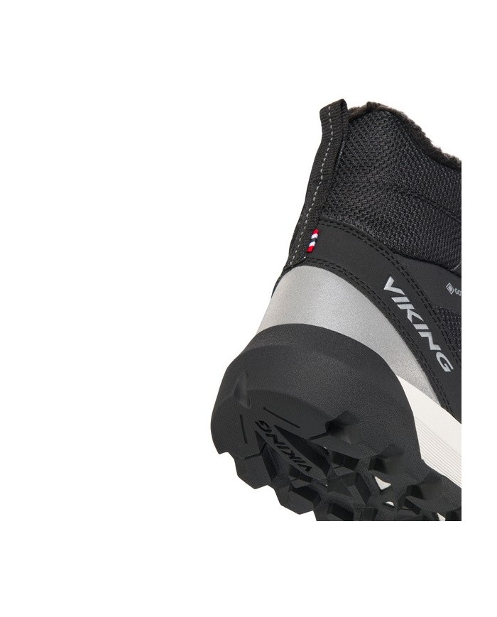 Bernumode | Viking: Expower Warm GTX BOA  - Labākie savā klasē ūdensizturīgi ziemas zābaki pusaudžiem ar GORE-TEX 93,31 € Augstākās kvalitātes, izolēti un ūdensnecaurlaidīgi bērnu apavi vidēja griezuma garumāAr Expower Warm GTX BOA, Viking labākajiem apaviem savā klasē, palīdziet savam bērnam izklaidēties. Ūdensizturīga PFC nesaturoša GORE-TEX membrāna saglabā kājas sausas mitros apstākļos, savukārt siltā izolācija pasargā no aukstuma. Izturīgā un atbalstošā vidus griezuma augšdaļa ir aprīkota ar BOA aizdares sistēmu, lai nodrošinātu precīzu piegulšanu. Viegla EVA starpzole nodrošina lielisku amortizāciju, un gumijas ārējā zole ar lieljaudas izciļņiem nodrošina nepārspējamu saķeri jebkuros zemes apstākļos.
 Bernumode | Viking: Expower Warm GTX BOA  - Labākie savā klasē ūdensizturīgi ziemas zābaki pusaudžiem ar GORE-TEX 93,31 € Augstākās kvalitātes, izolēti un ūdensnecaurlaidīgi bērnu apavi vidēja griezuma garumāAr Expower Warm GTX BOA, Viking labākajiem apaviem savā klasē, palīdziet savam bērnam izklaidēties. Ūdensizturīga PFC nesaturoša GORE-TEX membrāna saglabā kājas sausas mitros apstākļos, savukārt siltā izolācija pasargā no aukstuma. Izturīgā un atbalstošā vidus griezuma augšdaļa ir aprīkota ar BOA aizdares sistēmu, lai nodrošinātu precīzu piegulšanu. Viegla EVA starpzole nodrošina lielisku amortizāciju, un gumijas ārējā zole ar lieljaudas izciļņiem nodrošina nepārspējamu saķeri jebkuros zemes apstākļos.