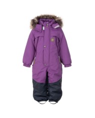 Bernumode | LENNE: Зимний комбинезон KENT 330 г 92,50 € Двухцветный зимний комбинезон Lenne — это одежда для отдыха на открытом воздухе со спортивным дизайном, которая идеально подходит для повседневной носки. Водонепроницаемая ткань ActivePlus обеспечивает защиту от непогоды, а сам комбинезон дает свободу движений. Комбинезон удобен в носке, так как универсальный зимний костюм не смещается, даже когда ребенок кувыркается на снегу. В комбинезоне есть два кармана на молнии, которые можно использовать, например, для хранения салфеток. Светоотражающие детали делают вашего ребенка заметным даже в самые темные зимы. Зимний комбинезон имеет регулируемые съемные эластичные петли на щиколотках, которые надежно удерживают штанины брюк на обуви. Безопасный капюшон с застежкой-кнопкой отстегивается от изделия, если он застревает. 
Наша высокотехнологичная ткань Active+ имеет водонепроницаемую мембрану, которая предотвращает попадание воды через изделие. В то же время она обладает способностью испарять пот. ◆Водонепроницаемость: водяной столб 10 000 мм ◆Дышащие свойства: скорость пропускания водяного пара 10 000 г/м²/24 ч ◆Ветроустойчивость: воздухопроницаемость 0 л/м²с ◆Водо- и грязеотталкивающие свойства: покрытие DWR (Durable Water Repellent) 
EXTRA WARM ⁑⁑ утеплитель — лучший выбор для морозной погоды. Дышащая ткань не даст вашему ребенку потеть. Теплоудерживающая способность намного выше, чем у обычного утеплителя. Обеспечивает комфорт и свободу движений при температуре от -1 до -30 °C. 
Нижние швы комбинезона проклеены для дополнительной защиты от влаги. 
Манжеты с мягкой меховой подкладкой. Эта уникальная деталь для верхней одежды защищает нежную кожу вашего ребенка от трения о прочную и долговечную ткань. Отдайте предпочтение этому незаменимому решению при выборе верхней одежды. 
Петля для крепления светоотражателя.

