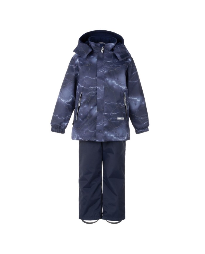 Bernumode | LENNE: Демисезонный комплект THOMAS 80 г +  45 г 89,19 € Детский комплект из непромокаемой ткани — универсальный и практичный наряд с ранней весны до поздней осени. Если надеть куртку с ветро- и ветронепроницаемыми брюками из того же комплекта, получится идеальный комплект для игр на свежем воздухе. Если надеть куртку с джинсами или брюками в стиле smart casual, получится красивый и удобный уличный комплект. Куртка имеет два боковых кармана, в которые ребенок может спрятать руки от ветра или спрятать в них пару легких перчаток. Водонепроницаемая поверхность ткани защищает от ветра и дождя, не деформируется и выдерживает регулярную стирку, сохраняя свои первоначальные качества. Безопасный капюшон на кнопках отстегивается от изделия, если он застрянет.
 Водяной столб: 5 000/10 000 мм 
Дышащий: 5 000/10 000 г/м2/24ч 
Непромокаемый комплект со светоотражающим принтом в верхней части подойдет для ношения в весенне-осенний период. 
Наша высокотехнологичная ткань Active+ имеет водонепроницаемую мембрану, которая не позволяет воде проникать сквозь изделие. В то же время она обладает способностью испарять пот. ◆Водостойкость: водяной столб 10 000 мм ◆Воздухопроницаемость: скорость пропускания водяного пара 10 000 г/м²/24 ч ◆Ветрозащита: воздухопроницаемость 0 л/м²с ◆Водо- и грязеотталкивающие свойства: покрытие DWR (Durable Water Repellent) 
Теплый ** утеплитель — лучший выбор для прохладной погоды. Идеально подходит для температур ...0 °C. Этот утеплитель изготовлен из переработанных материалов, что снижает необходимость чрезмерного потребления природных ресурсов. Совет: проверьте «ощущаемую» температуру. Такие факторы, как ветер и влажность, играют большую роль в том, насколько холодно вы себя чувствуете, и вам может потребоваться использовать дополнительный слой.
 Светоотражающая ткань, принт на ткани отражается в темноте и делает ребенка более заметным 
Петля для крепления светоотражателя.
 Bernumode | LENNE: Демисезонный комплект THOMAS 80 г +  45 г 89,19 € Детский комплект из непромокаемой ткани — универсальный и практичный наряд с ранней весны до поздней осени. Если надеть куртку с ветро- и ветронепроницаемыми брюками из того же комплекта, получится идеальный комплект для игр на свежем воздухе. Если надеть куртку с джинсами или брюками в стиле smart casual, получится красивый и удобный уличный комплект. Куртка имеет два боковых кармана, в которые ребенок может спрятать руки от ветра или спрятать в них пару легких перчаток. Водонепроницаемая поверхность ткани защищает от ветра и дождя, не деформируется и выдерживает регулярную стирку, сохраняя свои первоначальные качества. Безопасный капюшон на кнопках отстегивается от изделия, если он застрянет.
 Водяной столб: 5 000/10 000 мм 
Дышащий: 5 000/10 000 г/м2/24ч 
Непромокаемый комплект со светоотражающим принтом в верхней части подойдет для ношения в весенне-осенний период. 
Наша высокотехнологичная ткань Active+ имеет водонепроницаемую мембрану, которая не позволяет воде проникать сквозь изделие. В то же время она обладает способностью испарять пот. ◆Водостойкость: водяной столб 10 000 мм ◆Воздухопроницаемость: скорость пропускания водяного пара 10 000 г/м²/24 ч ◆Ветрозащита: воздухопроницаемость 0 л/м²с ◆Водо- и грязеотталкивающие свойства: покрытие DWR (Durable Water Repellent) 
Теплый ** утеплитель — лучший выбор для прохладной погоды. Идеально подходит для температур ...0 °C. Этот утеплитель изготовлен из переработанных материалов, что снижает необходимость чрезмерного потребления природных ресурсов. Совет: проверьте «ощущаемую» температуру. Такие факторы, как ветер и влажность, играют большую роль в том, насколько холодно вы себя чувствуете, и вам может потребоваться использовать дополнительный слой.
 Светоотражающая ткань, принт на ткани отражается в темноте и делает ребенка более заметным 
Петля для крепления светоотражателя.