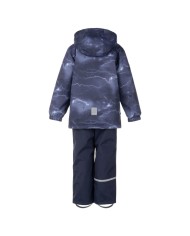 Bernumode | Lenne: Demi season set THOMAS 80 g +  45 g €89.19 The children’s set made of weatherproof fabric is a universal and practical outfit from early spring to late autumn. When the jacket is worn with the wind and weatherproof trousers of the same set, you get the ideal set for outdoor play. When the jacket is worn with jeans or smart casual trousers, you get a nice and comfortable street outfit. The jacket has two side pockets in which the child can hide their hands from the wind or use them for tucking away a pair of lightweight gloves. The waterproof surface of the fabric protects from wind and rain, does not become deformed and handles regular washing, maintaining its original qualities. The safe snap-fastened hood detaches from the product if it gets stuck.
Water column: 5 000/10 000 mm
Breathable: 5 000/10 000 g/m2/24h
Weatherproof set with reflective print upper part is suitable for wearing in spring-autumn period.
Our high-tech Active+ fabric has a waterproof membrane which prevents water from coming through the product. At the same time it has the ability to evaporate sweat. ◆Water resistance: water column 10 000 mm ◆Breathability: water vapour transmission rate 10 000 g/m²/24h ◆Wind resistance: air permeability 0 l/m²s ◆Water and soil reprellency: DWR coating (Durable Water Repellent)
WARM ** insulation is the best choice for cool weather. Perfect for temperatures ...0 °C. This wadding is made of recycled materials, reducing the need to overly consume natural resources. Tip: Check the „feels like“ temperature. Factors like wind and humidity play a great role on how cold you feel and you might need to use an extra layer.
Reflective fabric, the print on the fabric reflects in the dark and makes child more visible
Loop for attaching the reflector.
 Bernumode | Lenne: Demi season set THOMAS 80 g +  45 g €89.19 The children’s set made of weatherproof fabric is a universal and practical outfit from early spring to late autumn. When the jacket is worn with the wind and weatherproof trousers of the same set, you get the ideal set for outdoor play. When the jacket is worn with jeans or smart casual trousers, you get a nice and comfortable street outfit. The jacket has two side pockets in which the child can hide their hands from the wind or use them for tucking away a pair of lightweight gloves. The waterproof surface of the fabric protects from wind and rain, does not become deformed and handles regular washing, maintaining its original qualities. The safe snap-fastened hood detaches from the product if it gets stuck.
Water column: 5 000/10 000 mm
Breathable: 5 000/10 000 g/m2/24h
Weatherproof set with reflective print upper part is suitable for wearing in spring-autumn period.
Our high-tech Active+ fabric has a waterproof membrane which prevents water from coming through the product. At the same time it has the ability to evaporate sweat. ◆Water resistance: water column 10 000 mm ◆Breathability: water vapour transmission rate 10 000 g/m²/24h ◆Wind resistance: air permeability 0 l/m²s ◆Water and soil reprellency: DWR coating (Durable Water Repellent)
WARM ** insulation is the best choice for cool weather. Perfect for temperatures ...0 °C. This wadding is made of recycled materials, reducing the need to overly consume natural resources. Tip: Check the „feels like“ temperature. Factors like wind and humidity play a great role on how cold you feel and you might need to use an extra layer.
Reflective fabric, the print on the fabric reflects in the dark and makes child more visible
Loop for attaching the reflector.