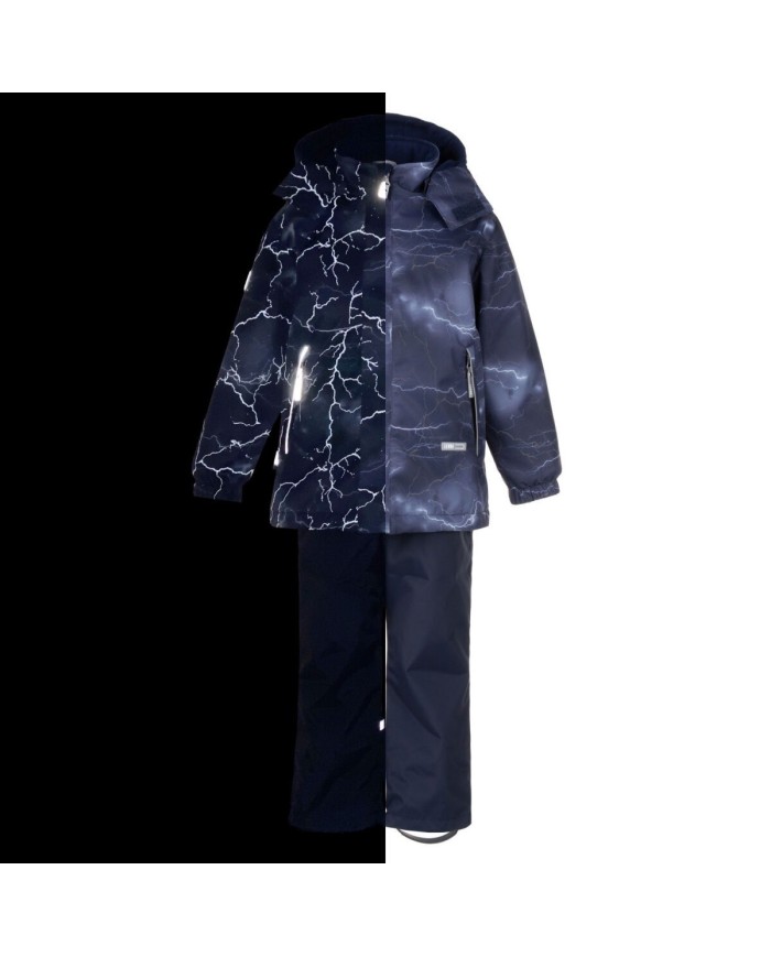 Bernumode | Lenne: Starpsezonas komplekts THOMAS 80 g +  45 g 89,19 € Bērnu komplekts no laikapstākļiem izturīga auduma ir universāls un praktisks tērps no agra pavasara līdz vēlam rudenim. Valkājot jaku kopā ar viena un tā paša komplekta vēja un laikapstākļiem necaurlaidīgām biksēm, jūs iegūstat ideālu komplektu spēlēšanai ārā. Valkājot jaku kopā ar džinsiem vai elegantām ikdienas biksēm, jūs iegūstat jauku un ērtu ielas tērpu. Jakai ir divas sānu kabatas, kurās bērns var paslēpt rokas no vēja vai izmantot tās vieglu cimdu pāri. Auduma ūdensizturīgā virsma pasargā no vēja un lietus, nedeformējas un iztur regulāru mazgāšanu, saglabājot sākotnējās īpašības. Droša spiedpogas pārsegs atdalās no izstrādājuma, ja tas iestrēgst. 
Ūdensizturība: 5 000/10 000 mm 
Elpošanas spēja: 5 000/10 000 g/m2/24h 
Laikapstākļiem izturīgs komplekts ar atstarojošu apdruku augšējo daļu piemērots valkāšanai pavasara-rudens periodā. 
Mūsu augsto tehnoloģiju Active+ audumam ir ūdensnecaurlaidīga membrāna, kas neļauj ūdenim iekļūt izstrādājumā. Tajā pašā laikā tai ir spēja iztvaikot sviedrus. ◆Ūdensizturība: ūdens stabs 10 000 mm ◆Elpošanas spēja: ūdens tvaiku caurlaidība 10 000 g/m²/24h ◆Vēja pretestība: gaisa caurlaidība 0 l/m²s ◆Ūdens un augsnes atgrūšana: DWR pārklājums (Durable Water Repellent) 
VIEGLI SILTA** izolācija ir labākā izvēle vēsiem laikapstākļiem. Lieliski piemērota temperatūrai ...0 °C. Šī vate ir izgatavota no otrreizēji pārstrādātiem materiāliem, samazinot vajadzību pārmērīgi patērēt dabas resursus. Padoms: pārbaudiet temperatūru "jūtas kā". Tādiem faktoriem kā vējš un mitrums lielā mērā ietekmē to, cik auksts jūtaties, un jums var būt nepieciešams izmantot papildu slāni. 
Atstarojošs audums, apdruka uz auduma atspīd tumsā un padara bērnu redzamāku 
Cilpa atstarotāja piestiprināšanai.
 Bernumode | Lenne: Starpsezonas komplekts THOMAS 80 g +  45 g 89,19 € Bērnu komplekts no laikapstākļiem izturīga auduma ir universāls un praktisks tērps no agra pavasara līdz vēlam rudenim. Valkājot jaku kopā ar viena un tā paša komplekta vēja un laikapstākļiem necaurlaidīgām biksēm, jūs iegūstat ideālu komplektu spēlēšanai ārā. Valkājot jaku kopā ar džinsiem vai elegantām ikdienas biksēm, jūs iegūstat jauku un ērtu ielas tērpu. Jakai ir divas sānu kabatas, kurās bērns var paslēpt rokas no vēja vai izmantot tās vieglu cimdu pāri. Auduma ūdensizturīgā virsma pasargā no vēja un lietus, nedeformējas un iztur regulāru mazgāšanu, saglabājot sākotnējās īpašības. Droša spiedpogas pārsegs atdalās no izstrādājuma, ja tas iestrēgst. 
Ūdensizturība: 5 000/10 000 mm 
Elpošanas spēja: 5 000/10 000 g/m2/24h 
Laikapstākļiem izturīgs komplekts ar atstarojošu apdruku augšējo daļu piemērots valkāšanai pavasara-rudens periodā. 
Mūsu augsto tehnoloģiju Active+ audumam ir ūdensnecaurlaidīga membrāna, kas neļauj ūdenim iekļūt izstrādājumā. Tajā pašā laikā tai ir spēja iztvaikot sviedrus. ◆Ūdensizturība: ūdens stabs 10 000 mm ◆Elpošanas spēja: ūdens tvaiku caurlaidība 10 000 g/m²/24h ◆Vēja pretestība: gaisa caurlaidība 0 l/m²s ◆Ūdens un augsnes atgrūšana: DWR pārklājums (Durable Water Repellent) 
VIEGLI SILTA** izolācija ir labākā izvēle vēsiem laikapstākļiem. Lieliski piemērota temperatūrai ...0 °C. Šī vate ir izgatavota no otrreizēji pārstrādātiem materiāliem, samazinot vajadzību pārmērīgi patērēt dabas resursus. Padoms: pārbaudiet temperatūru "jūtas kā". Tādiem faktoriem kā vējš un mitrums lielā mērā ietekmē to, cik auksts jūtaties, un jums var būt nepieciešams izmantot papildu slāni. 
Atstarojošs audums, apdruka uz auduma atspīd tumsā un padara bērnu redzamāku 
Cilpa atstarotāja piestiprināšanai.