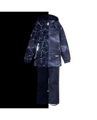 Bernumode | LENNE: Демисезонный комплект THOMAS 80 г +  45 г 89,19 € Детский комплект из непромокаемой ткани — универсальный и практичный наряд с ранней весны до поздней осени. Если надеть куртку с ветро- и ветронепроницаемыми брюками из того же комплекта, получится идеальный комплект для игр на свежем воздухе. Если надеть куртку с джинсами или брюками в стиле smart casual, получится красивый и удобный уличный комплект. Куртка имеет два боковых кармана, в которые ребенок может спрятать руки от ветра или спрятать в них пару легких перчаток. Водонепроницаемая поверхность ткани защищает от ветра и дождя, не деформируется и выдерживает регулярную стирку, сохраняя свои первоначальные качества. Безопасный капюшон на кнопках отстегивается от изделия, если он застрянет.
 Водяной столб: 5 000/10 000 мм 
Дышащий: 5 000/10 000 г/м2/24ч 
Непромокаемый комплект со светоотражающим принтом в верхней части подойдет для ношения в весенне-осенний период. 
Наша высокотехнологичная ткань Active+ имеет водонепроницаемую мембрану, которая не позволяет воде проникать сквозь изделие. В то же время она обладает способностью испарять пот. ◆Водостойкость: водяной столб 10 000 мм ◆Воздухопроницаемость: скорость пропускания водяного пара 10 000 г/м²/24 ч ◆Ветрозащита: воздухопроницаемость 0 л/м²с ◆Водо- и грязеотталкивающие свойства: покрытие DWR (Durable Water Repellent) 
Теплый ** утеплитель — лучший выбор для прохладной погоды. Идеально подходит для температур ...0 °C. Этот утеплитель изготовлен из переработанных материалов, что снижает необходимость чрезмерного потребления природных ресурсов. Совет: проверьте «ощущаемую» температуру. Такие факторы, как ветер и влажность, играют большую роль в том, насколько холодно вы себя чувствуете, и вам может потребоваться использовать дополнительный слой.
 Светоотражающая ткань, принт на ткани отражается в темноте и делает ребенка более заметным 
Петля для крепления светоотражателя.
 Bernumode | LENNE: Демисезонный комплект THOMAS 80 г +  45 г 89,19 € Детский комплект из непромокаемой ткани — универсальный и практичный наряд с ранней весны до поздней осени. Если надеть куртку с ветро- и ветронепроницаемыми брюками из того же комплекта, получится идеальный комплект для игр на свежем воздухе. Если надеть куртку с джинсами или брюками в стиле smart casual, получится красивый и удобный уличный комплект. Куртка имеет два боковых кармана, в которые ребенок может спрятать руки от ветра или спрятать в них пару легких перчаток. Водонепроницаемая поверхность ткани защищает от ветра и дождя, не деформируется и выдерживает регулярную стирку, сохраняя свои первоначальные качества. Безопасный капюшон на кнопках отстегивается от изделия, если он застрянет.
 Водяной столб: 5 000/10 000 мм 
Дышащий: 5 000/10 000 г/м2/24ч 
Непромокаемый комплект со светоотражающим принтом в верхней части подойдет для ношения в весенне-осенний период. 
Наша высокотехнологичная ткань Active+ имеет водонепроницаемую мембрану, которая не позволяет воде проникать сквозь изделие. В то же время она обладает способностью испарять пот. ◆Водостойкость: водяной столб 10 000 мм ◆Воздухопроницаемость: скорость пропускания водяного пара 10 000 г/м²/24 ч ◆Ветрозащита: воздухопроницаемость 0 л/м²с ◆Водо- и грязеотталкивающие свойства: покрытие DWR (Durable Water Repellent) 
Теплый ** утеплитель — лучший выбор для прохладной погоды. Идеально подходит для температур ...0 °C. Этот утеплитель изготовлен из переработанных материалов, что снижает необходимость чрезмерного потребления природных ресурсов. Совет: проверьте «ощущаемую» температуру. Такие факторы, как ветер и влажность, играют большую роль в том, насколько холодно вы себя чувствуете, и вам может потребоваться использовать дополнительный слой.
 Светоотражающая ткань, принт на ткани отражается в темноте и делает ребенка более заметным 
Петля для крепления светоотражателя.