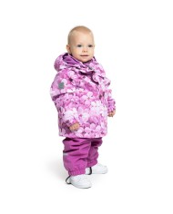 Bernumode | Lenne: Starpsezonas komplekts ROZA 80 g +  45 g 79,27 € Šis komplekts, kas izgatavots no laikapstākļiem izturīga Active auduma, ir piemērots mazākām meitenēm, kurām patīk būt aktīvām ārā un kuras nebaidās samirkt. Auduma ūdensizturīgā virsma ir izturīga un ērta, jo pasargā no vēja un lietus, nedeformējas un izturas ar regulāru mazgāšanu, saglabājot savas sākotnējās īpašības. Zem jakas valkājot vēja un lietus necaurlaidīgas bikses, tā ir ideāla izvēle ikdienas spēlēm brīvā dabā. Produkta dizainā ir atstarojošas detaļas, kas padara jūsu bērnu redzamu pat tad, ja ārā ir tumšs. Droša spiedpogas pārsegs atdalās no izstrādājuma, ja tas iestrēgst.
Ūdensizturība: 5 000/10 000 mm 
Elpošanas spēja: 5 000/10 000 g/m2/24h 
Laikapstākļiem izturīgs komplekts ar burvīgu apdruku augšējo daļu ir piemērots valkāšanai pavasara-rudens periodā.
Augšējā daļa Active un apakšējā daļa Active+. Mūsu augsto tehnoloģiju audumiem ir ūdensnecaurlaidīga membrāna, kas neļauj ūdenim iekļūt izstrādājumā. Tajā pašā laikā tai ir spēja iztvaikot sviedrus. ◆Ūdensizturība: ūdens stabs 5000/10 000 mm ◆Elpošanas spēja: ūdens tvaiku caurlaidība 5000/10 000 g/m²/24h ◆Vēja pretestība: gaisa caurlaidība 0 l/m²s ◆Ūdens un augsnes atgrūšanas spēja: DWR izturīgs
VIEGLI SILTA**: izolācija ir labākā izvēle vēsiem laikapstākļiem. Lieliski piemērota temperatūrai ...0 °C. Šī vate ir izgatavota no otrreizēji pārstrādātiem materiāliem, samazinot vajadzību pārmērīgi patērēt dabas resursus. Padoms: pārbaudiet temperatūru "jūtas kā". Tādiem faktoriem kā vējš un mitrums lielā mērā ietekmē to, cik auksts jūtaties, un jums var būt nepieciešams izmantot papildu slāni.
Cilpa atstarotāja piestiprināšanai.
 Bernumode | Lenne: Starpsezonas komplekts ROZA 80 g +  45 g 79,27 € Šis komplekts, kas izgatavots no laikapstākļiem izturīga Active auduma, ir piemērots mazākām meitenēm, kurām patīk būt aktīvām ārā un kuras nebaidās samirkt. Auduma ūdensizturīgā virsma ir izturīga un ērta, jo pasargā no vēja un lietus, nedeformējas un izturas ar regulāru mazgāšanu, saglabājot savas sākotnējās īpašības. Zem jakas valkājot vēja un lietus necaurlaidīgas bikses, tā ir ideāla izvēle ikdienas spēlēm brīvā dabā. Produkta dizainā ir atstarojošas detaļas, kas padara jūsu bērnu redzamu pat tad, ja ārā ir tumšs. Droša spiedpogas pārsegs atdalās no izstrādājuma, ja tas iestrēgst.
Ūdensizturība: 5 000/10 000 mm 
Elpošanas spēja: 5 000/10 000 g/m2/24h 
Laikapstākļiem izturīgs komplekts ar burvīgu apdruku augšējo daļu ir piemērots valkāšanai pavasara-rudens periodā.
Augšējā daļa Active un apakšējā daļa Active+. Mūsu augsto tehnoloģiju audumiem ir ūdensnecaurlaidīga membrāna, kas neļauj ūdenim iekļūt izstrādājumā. Tajā pašā laikā tai ir spēja iztvaikot sviedrus. ◆Ūdensizturība: ūdens stabs 5000/10 000 mm ◆Elpošanas spēja: ūdens tvaiku caurlaidība 5000/10 000 g/m²/24h ◆Vēja pretestība: gaisa caurlaidība 0 l/m²s ◆Ūdens un augsnes atgrūšanas spēja: DWR izturīgs
VIEGLI SILTA**: izolācija ir labākā izvēle vēsiem laikapstākļiem. Lieliski piemērota temperatūrai ...0 °C. Šī vate ir izgatavota no otrreizēji pārstrādātiem materiāliem, samazinot vajadzību pārmērīgi patērēt dabas resursus. Padoms: pārbaudiet temperatūru "jūtas kā". Tādiem faktoriem kā vējš un mitrums lielā mērā ietekmē to, cik auksts jūtaties, un jums var būt nepieciešams izmantot papildu slāni.
Cilpa atstarotāja piestiprināšanai.