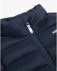 Bernumode | Viking: Aery Light Down Jacket-Universāla dūnu jaka un veste zēniem 48,60 € No vēsiem rītiem līdz siltākām pēcpusdienām pielāgojamā Aery Light dūnu jaka palīdz jūsu bērnam justies ērti visā mainīgajā temperatūrā. Piepildīta ar atbildīgi iegūtu dūnu un spalvu izolāciju, jaka nodrošina siltumu ar dabisku izolāciju, kas vēl ir jāpārvar. Dūnas ir arī ļoti saspiežamas, kas nozīmē, ka jaku var viegli iesaiņot mugursomā, ja tā būs nepieciešama vēlāk. Siltākā laikā jaku var izmantot kā ārējo slāni, un tā pat ir apstrādāta ar nefluorētu Bionic Finish Eco, lai nodrošinātu noturīgu ūdens atgrūšanu nokrišņu gadījumā. Aukstākos laikapstākļos to var izmantot arī kā starpkārtu zem sniega tērpa vai jakas. Kā gudrs apdares pieskāriens, arī rokas ir noņemamas, ļaujot jakai pārvērsties par vesti atkarībā no aktivitātes un temperatūras. Bernumode | Viking: Aery Light Down Jacket-Universāla dūnu jaka un veste zēniem 48,60 € No vēsiem rītiem līdz siltākām pēcpusdienām pielāgojamā Aery Light dūnu jaka palīdz jūsu bērnam justies ērti visā mainīgajā temperatūrā. Piepildīta ar atbildīgi iegūtu dūnu un spalvu izolāciju, jaka nodrošina siltumu ar dabisku izolāciju, kas vēl ir jāpārvar. Dūnas ir arī ļoti saspiežamas, kas nozīmē, ka jaku var viegli iesaiņot mugursomā, ja tā būs nepieciešama vēlāk. Siltākā laikā jaku var izmantot kā ārējo slāni, un tā pat ir apstrādāta ar nefluorētu Bionic Finish Eco, lai nodrošinātu noturīgu ūdens atgrūšanu nokrišņu gadījumā. Aukstākos laikapstākļos to var izmantot arī kā starpkārtu zem sniega tērpa vai jakas. Kā gudrs apdares pieskāriens, arī rokas ir noņemamas, ļaujot jakai pārvērsties par vesti atkarībā no aktivitātes un temperatūras.