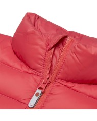 Bernumode | Viking: Universāla dūnu jaka un veste meitenēm-Aery Light Down Jacket 48,60 € No vēsiem rītiem līdz siltākām pēcpusdienām pielāgojamā Aery Light dūnu jaka palīdz jūsu bērnam justies ērti visā mainīgajā temperatūrā. Piepildīta ar atbildīgi iegūtu dūnu un spalvu izolāciju, jaka nodrošina siltumu ar dabisku izolāciju, kas vēl ir jāpārvar. Dūnas ir arī ļoti saspiežamas, kas nozīmē, ka jaku var viegli iesaiņot mugursomā, ja tā būs nepieciešama vēlāk. Siltākā laikā jaku var izmantot kā ārējo slāni, un tā pat ir apstrādāta ar nefluorētu Bionic Finish Eco, lai nodrošinātu noturīgu ūdens atgrūšanu nokrišņu gadījumā. Aukstākos laikapstākļos to var izmantot arī kā starpkārtu zem sniega tērpa vai jakas. Kā gudrs apdares pieskāriens, arī rokas ir noņemamas, ļaujot jakai pārvērsties par vesti atkarībā no aktivitātes un temperatūras.