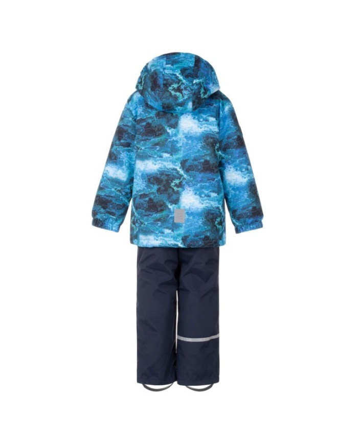 Bernumode | LENNE: Демисезонный комплект THOMAS 80 г +  45 г 89,19 € Детский комплект из непромокаемой ткани — универсальный и практичный наряд с ранней весны до поздней осени. Если надеть куртку с ветро- и ветронепроницаемыми брюками из того же комплекта, получится идеальный комплект для игр на свежем воздухе. Если надеть куртку с джинсами или брюками в стиле smart casual, получится красивый и удобный уличный комплект. Куртка имеет два боковых кармана, в которые ребенок может спрятать руки от ветра или спрятать в них пару легких перчаток. Водонепроницаемая поверхность ткани защищает от ветра и дождя, не деформируется и выдерживает регулярную стирку, сохраняя свои первоначальные качества. Безопасный капюшон на кнопках отстегивается от изделия, если он застрянет.
 Водяной столб: 10 000/10 000 мм 
Дышащий: 10 000/10 000 г/м2/24ч 
Непромокаемый комплект со светоотражающим принтом в верхней части подойдет для ношения в весенне-осенний период. 
Наша высокотехнологичная ткань Active+ имеет водонепроницаемую мембрану, которая не позволяет воде проникать сквозь изделие. В то же время она обладает способностью испарять пот. ◆Водостойкость: водяной столб 10 000 мм ◆Воздухопроницаемость: скорость пропускания водяного пара 10 000 г/м²/24 ч ◆Ветрозащита: воздухопроницаемость 0 л/м²с ◆Водо- и грязеотталкивающие свойства: покрытие DWR (Durable Water Repellent) 
Теплый ** утеплитель — лучший выбор для прохладной погоды. Идеально подходит для температур ...0 °C. Этот утеплитель изготовлен из переработанных материалов, что снижает необходимость чрезмерного потребления природных ресурсов. Совет: проверьте «ощущаемую» температуру. Такие факторы, как ветер и влажность, играют большую роль в том, насколько холодно вы себя чувствуете, и вам может потребоваться использовать дополнительный слой.
 Светоотражающая ткань, принт на ткани отражается в темноте и делает ребенка более заметным 
Петля для крепления светоотражателя.
