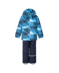 Bernumode | LENNE: Демисезонный комплект THOMAS 80 г +  45 г 89,19 € Детский комплект из непромокаемой ткани — универсальный и практичный наряд с ранней весны до поздней осени. Если надеть куртку с ветро- и ветронепроницаемыми брюками из того же комплекта, получится идеальный комплект для игр на свежем воздухе. Если надеть куртку с джинсами или брюками в стиле smart casual, получится красивый и удобный уличный комплект. Куртка имеет два боковых кармана, в которые ребенок может спрятать руки от ветра или спрятать в них пару легких перчаток. Водонепроницаемая поверхность ткани защищает от ветра и дождя, не деформируется и выдерживает регулярную стирку, сохраняя свои первоначальные качества. Безопасный капюшон на кнопках отстегивается от изделия, если он застрянет.
 Водяной столб: 10 000/10 000 мм 
Дышащий: 10 000/10 000 г/м2/24ч 
Непромокаемый комплект со светоотражающим принтом в верхней части подойдет для ношения в весенне-осенний период. 
Наша высокотехнологичная ткань Active+ имеет водонепроницаемую мембрану, которая не позволяет воде проникать сквозь изделие. В то же время она обладает способностью испарять пот. ◆Водостойкость: водяной столб 10 000 мм ◆Воздухопроницаемость: скорость пропускания водяного пара 10 000 г/м²/24 ч ◆Ветрозащита: воздухопроницаемость 0 л/м²с ◆Водо- и грязеотталкивающие свойства: покрытие DWR (Durable Water Repellent) 
Теплый ** утеплитель — лучший выбор для прохладной погоды. Идеально подходит для температур ...0 °C. Этот утеплитель изготовлен из переработанных материалов, что снижает необходимость чрезмерного потребления природных ресурсов. Совет: проверьте «ощущаемую» температуру. Такие факторы, как ветер и влажность, играют большую роль в том, насколько холодно вы себя чувствуете, и вам может потребоваться использовать дополнительный слой.
 Светоотражающая ткань, принт на ткани отражается в темноте и делает ребенка более заметным 
Петля для крепления светоотражателя.
