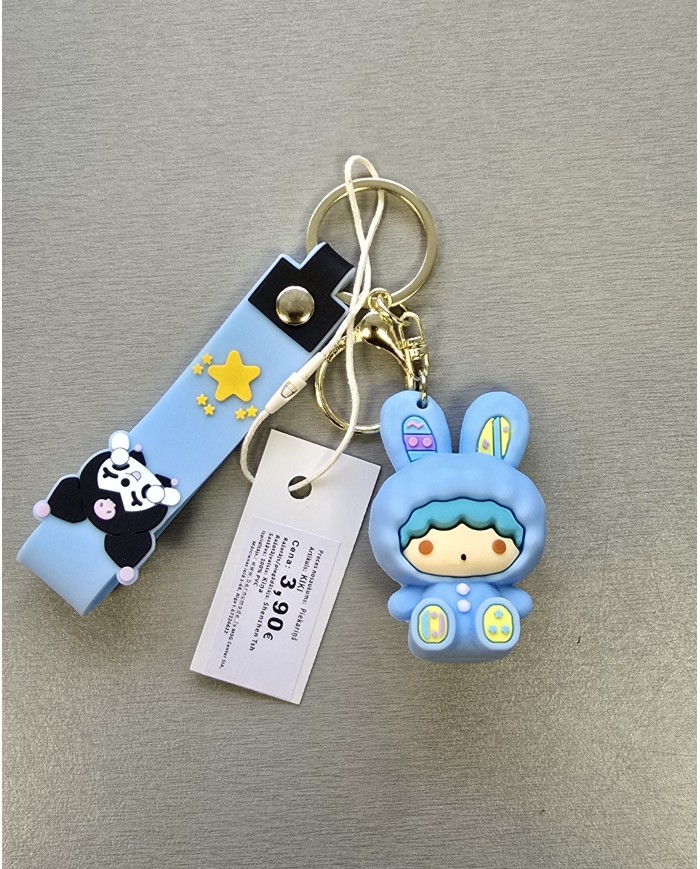Bernumode | 3D Keychain -Sanrio, Little Twin Stars, Kiki - брелок 3,22 € 






Кики и Лала, в совокупности известные как Маленькие Близнецы (Little Twin Stars), являются любимыми персонажами, созданными Sanrio в 1975 году. Они изображены как ангельские брат и сестра, происходящие из облака-звезды Юме, с их днем рождения, который отмечается 24 декабря, в канун Рождества.

Кики: младший брат с синими волосами, характеризующийся любознательностью и приключенческим духом.
Лала: старшая сестра с розовыми волосами, известная своей мягкой и артистичной натурой.

Персонажи были первоначально созданы Йоко Мацуомото, которая также создала Май Мелоди, и впервые были представлены в 1975 году как часть рождественской промо-акции. Первоначальные дизайны изображали их в теплых пальто и шарфах, отражая зимнюю тематику, прежде чем они приобрели свои культовые звездные мотивы.
Маленькие Близнецы появились в различных медиа Sanrio, включая "Приключения Хелло Китти и ее друзей", а также продолжали быть популярными на протяжении десятилетий.


