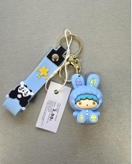 Bernumode | 3D Keychain -Sanrio, Little Twin Stars, Kiki - брелок 3,22 € 






Кики и Лала, в совокупности известные как Маленькие Близнецы (Little Twin Stars), являются любимыми персонажами, созданными Sanrio в 1975 году. Они изображены как ангельские брат и сестра, происходящие из облака-звезды Юме, с их днем рождения, который отмечается 24 декабря, в канун Рождества.

Кики: младший брат с синими волосами, характеризующийся любознательностью и приключенческим духом.
Лала: старшая сестра с розовыми волосами, известная своей мягкой и артистичной натурой.

Персонажи были первоначально созданы Йоко Мацуомото, которая также создала Май Мелоди, и впервые были представлены в 1975 году как часть рождественской промо-акции. Первоначальные дизайны изображали их в теплых пальто и шарфах, отражая зимнюю тематику, прежде чем они приобрели свои культовые звездные мотивы.
Маленькие Близнецы появились в различных медиа Sanrio, включая "Приключения Хелло Китти и ее друзей", а также продолжали быть популярными на протяжении десятилетий.

