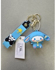 Bernumode | 3D Keychain -Sanrio, Cinnamoroll - брелок 3,22 € 






Cinnamoroll — персонаж, созданный японской компанией Sanrio в 2001 году. Он представляет собой белого щенка с длинными ушами, которые позволяют ему летать, голубыми глазами, розовыми щечками и закрученным хвостиком, напоминающим булочку с корицей. Его рост составляет около 17 сантиметров, а день рождения отмечается 6 марта. 


Предыстория: Однажды владелица небольшого кафе "Café Cinnamon" увидела, как белый щенок спустился с небес, словно пушистое облако. Поскольку он приземлился рядом с ее кафе и пах корицей, она назвала его Синнамороллом. Он быстро стал любимцем посетителей и официальным талисманом кафе. 


Друзья Синнаморолла:

Мока: стильная девочка-собака с шоколадной шерстью и розовыми бантиками.
Еспрессо: интеллектуальный щенок с отличием в музыке и рисовании.
Капучино: любитель поесть и поспать, известный своим аппетитом.
Шифон: энергичная девочка-собака, увлекающаяся теннисом и мечтающая об олимпийском золоте.
Милк: самый младший из друзей, известный своей привязанностью к соске и стремлением быть похожим на Синнаморолла.



Медиа-присутствие: Синнаморолл стал героем манги "Fluffy, Fluffy Cinnamoroll", публиковавшейся в журнале Pucchigumi с 2005 по 2008 год. Также был выпущен анимационный фильм в 2007 году. В 2005 году была образована группа "Cinnamoangels", включающая Моку, Шифон и Азуки, с целью стать идолами. 



