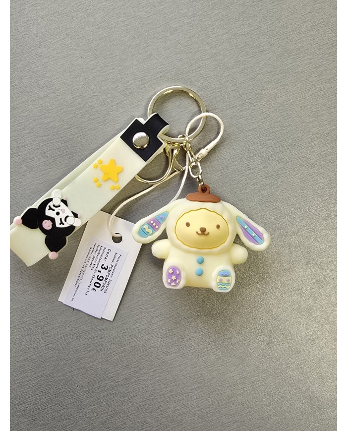 Bernumode | 3D Keychain -Sanrio, Pompompurin - брелок 3,22 € 






Пампомпурин — персонаж, созданный японской компанией Sanrio в 1996 году. Он представляет собой добродушного золотистого ретривера с характерным коричневым беретиком. Пурин (так его часто называют) родился 16 апреля и известен своей спокойной натурой, любовью к молоку и мягким предметам, а также увлечением "пуринной аэробикой".
Друзья Пурина:

Маффин: хомячок, лучший друг Пурина, с которым он часто гуляет.
Скоун: мышь.
Бейгл: белка.
Кастард: птица.

Медиа-присутствие: В 2001 году были выпущены две оригинальные видеоигры с участием Пурина. В 2014 году в Токио был открыт кафе Пурина, а затем последовали другие филиалы. Пурин занимал первые места в рейтингах персонажей Sanrio в 1997, 2015 и 2016 годах.
Пурин продолжает оставаться одним из самых популярных и любимых персонажей Sanrio, появляясь в различных товарах, мультимедийных проектах и тематических кафе по всему миру.

