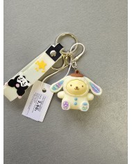 Bernumode | 3D Keychain -Sanrio, Pompompurin - piekariņš 3,22 € 




Pompompurin ir varonis, kuru 1996. gadā radījusi japāņu kompānija Sanrio. Viņš ir laipns zelta retrīvers ar raksturīgu brūnu baretu. Pompompurins (kā viņu bieži sauc) piedzimis 16. aprīlī un ir pazīstams ar savu mierīgo raksturu, mīlestību pret pienu un mīkstiem priekšmetiem, kā arī aizraušanos ar "pompompurina aerobiku".
Pompompurina draugi:

Muffin: hamsters, Pompompurina labākais draugs, ar kuru viņš bieži staigā.
Scone: pele.
Bagel: vāvere.
Custard: putns.

Multivides parādīšanās: 2001. gadā tika izlaistas divas oriģinālas videospēles ar Pompompurina piedalīšanos. 2014. gadā Tokijā tika atvērta Pompompurina kafejnīca, pēc tam sekoja citi filiāles. Pompompurins bija pirmajās vietās Sanrio varoņu reitingos 1997., 2015. un 2016. gadā.
Pompompurins turpina būt viens no populārākajiem un mīļotākajiem Sanrio varoņiem, parādoties dažādos produktos, multimediju projektos un tematiskās kafejnīcās visā pasaulē.






 


