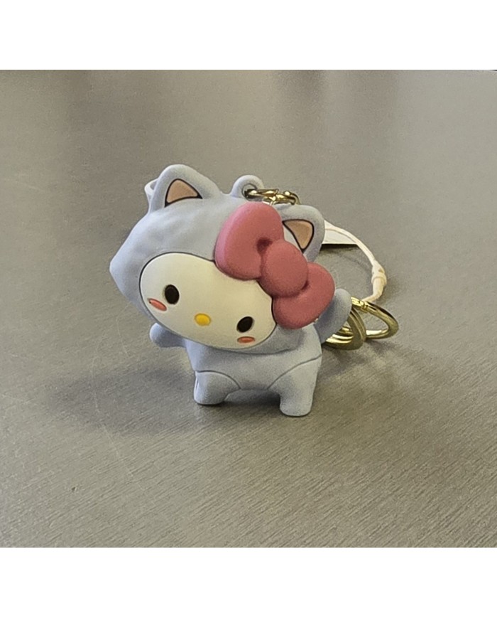 Bernumode | 3D Keychain -Sanrio, Hello Cat, Hello Kitty - piekariņš 3,22 € Hello Kitty ir pasaulē atzīts varonis, kuru radījusi japāņu kompānija Sanrio. Viņa tika ieviesta 1974. gadā un kopš tā laika kļuvusi par kultūras fenomenu.
Varoņa profils:

Pilns vārds: Kitty White
Dzimšanas datums: 1. novembris, 1974. gads
Nacionālība: britu
Dzīvesvieta: priekšpilsēta Londona
Profesija: trešās klases skolniece (apmēram 8 gadi)
Hobiji: cepot cepumus, spēlējot uz klavierēm
Mīļākie ēdieni: ābolu pīrāgs, kuru sagatavo viņas māte, medus-vanilijas saldējums ar cepumu gabaliņiem, franču maizes no vietējās maiznīcas
Mīļākie priekšmeti: japāņu valoda, mūzika, māksla
Mīļākā sporta veids: teniss



