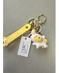 Bernumode | 3D Keychain -Sanrio, Hello Dog, Pompompurin - piekariņš 3,22 € 




Pompompurin ir varonis, kuru 1996. gadā radījusi japāņu kompānija Sanrio. Viņš ir laipns zelta retrīvers ar raksturīgu brūnu baretu. Pompompurins (kā viņu bieži sauc) piedzimis 16. aprīlī un ir pazīstams ar savu mierīgo raksturu, mīlestību pret pienu un mīkstiem priekšmetiem, kā arī aizraušanos ar "pompompurina aerobiku".
Pompompurina draugi:

Muffin: hamsters, Pompompurina labākais draugs, ar kuru viņš bieži staigā.
Scone: pele.
Bagel: vāvere.
Custard: putns.

Multivides parādīšanās: 2001. gadā tika izlaistas divas oriģinālas videospēles ar Pompompurina piedalīšanos. 2014. gadā Tokijā tika atvērta Pompompurina kafejnīca, pēc tam sekoja citi filiāles. Pompompurins bija pirmajās vietās Sanrio varoņu reitingos 1997., 2015. un 2016. gadā.
Pompompurins turpina būt viens no populārākajiem un mīļotākajiem Sanrio varoņiem, parādoties dažādos produktos, multimediju projektos un tematiskās kafejnīcās visā pasaulē.






 


