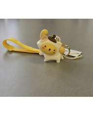 Bernumode | 3D Keychain -Sanrio, Hello Dog, Pompompurin - piekariņš 3,22 € 




Pompompurin ir varonis, kuru 1996. gadā radījusi japāņu kompānija Sanrio. Viņš ir laipns zelta retrīvers ar raksturīgu brūnu baretu. Pompompurins (kā viņu bieži sauc) piedzimis 16. aprīlī un ir pazīstams ar savu mierīgo raksturu, mīlestību pret pienu un mīkstiem priekšmetiem, kā arī aizraušanos ar "pompompurina aerobiku".
Pompompurina draugi:

Muffin: hamsters, Pompompurina labākais draugs, ar kuru viņš bieži staigā.
Scone: pele.
Bagel: vāvere.
Custard: putns.

Multivides parādīšanās: 2001. gadā tika izlaistas divas oriģinālas videospēles ar Pompompurina piedalīšanos. 2014. gadā Tokijā tika atvērta Pompompurina kafejnīca, pēc tam sekoja citi filiāles. Pompompurins bija pirmajās vietās Sanrio varoņu reitingos 1997., 2015. un 2016. gadā.
Pompompurins turpina būt viens no populārākajiem un mīļotākajiem Sanrio varoņiem, parādoties dažādos produktos, multimediju projektos un tematiskās kafejnīcās visā pasaulē.






 


