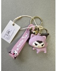Bernumode | 3D Keychain -Sanrio, Hello Cat, Kuromi- брелок 3,22 € 





Куроми — это персонаж мультсериала, созданный в 2005 году компанией Sanrio, японским развлекательным брендом. Она — кролик-женщина, исполняющая роль антагониста во вселенной Май Мелоди.


Куроми — это популярный персонаж от Sanrio, известный своим бунтарским и панковским стилем. Она — озорная девочка-кролик с чёрной шапкой, украшенной розовым черепом. Хотя она часто выступает как антагонист во вселенной Май Мелоди, у неё также есть преданная фан-база благодаря её уникальной личности и стилю. Её персонаж сложен, так как она сочетает жесткую внешность с моментами уязвимости, что делает её близкой многим поклонникам.