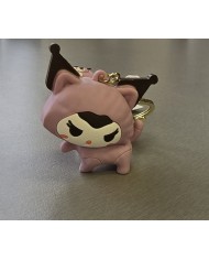 Bernumode | 3D Keychain -Sanrio, Hello Cat, Kuromi- брелок 3,22 € 





Куроми — это персонаж мультсериала, созданный в 2005 году компанией Sanrio, японским развлекательным брендом. Она — кролик-женщина, исполняющая роль антагониста во вселенной Май Мелоди.


Куроми — это популярный персонаж от Sanrio, известный своим бунтарским и панковским стилем. Она — озорная девочка-кролик с чёрной шапкой, украшенной розовым черепом. Хотя она часто выступает как антагонист во вселенной Май Мелоди, у неё также есть преданная фан-база благодаря её уникальной личности и стилю. Её персонаж сложен, так как она сочетает жесткую внешность с моментами уязвимости, что делает её близкой многим поклонникам.
