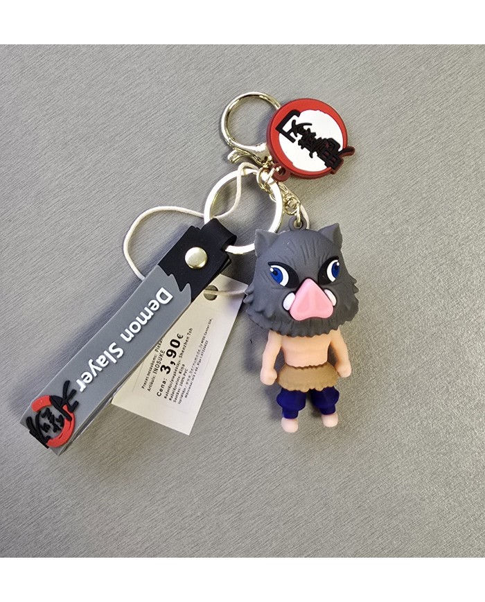 Bernumode | 3D Keychain -Demon Slayer, INOSUKE - piekariņš 3,22 € 
Inosuke Hashibira ir varonis no populārā anime un mangas Demon Slayer: Kimetsu no Yaiba, kuru radījis Koyoharu Gotoge. Viņš ir viens no galvenajiem varoņiem un Tanjiro Kamado biedrs.
Pamata informācija:

Pilns vārds: Inosuke Hashibira
Vecums: 15 gadi
Dzimšanas datums: 22. aprīlis
Augums: 164 cm
Dzimums: Vīrietis
Dzimtā vieta: Kalni (viņu audzināja mežacūkas pēc tam, kad māte viņu pameta)

Izskats:

Izskats: Inosuke ir jauns vīrietis ar īsiem, tumšiem matiem un izteiktām sejas iezīmēm. Viņam bieži ir intensīvs un agresīvs skats. Viņš valkā mežacūkas galvas masku, kuru viņš nēsāja, dzīvojot kalnos.
Tēls: Viņam ir muskuļots un iztrenēts ķermenis, kas atspoguļo viņa grūto audzināšanu un pieredzi cīņā ar bīstamiem radījumiem.

Raksturs:

Drosme un agresija: Inosuke ir aizrautīgs un agresīvs raksturs. Viņš bieži uzvedas kā mežonīgs zvērs, kas izpaužas viņa vardarbīgajā uzvedībā un niknajā dabā.
Pašpārliecinātība: Viņš nebaidās cīnīties ar demoniem un vienmēr cenšas pierādīt savu spēku.
Godīgums: Neskatoties uz savu agresivitāti, viņš ir uzticams draugiem un viņam ir spēcīga taisnīguma izjūta.

Spējas:

Zvēra elpošana (Beast Breathing): Inosuke izstrādājis savu elpošanas tehniku, kas balstīta uz mežonīgiem un agresīviem uzbrukumiem, padarot viņa cīņas stilu neparedzamu un spēcīgu.
Spēks un veiklība: Viņam ir izcila fiziskā spēka un ātras reakcijas prasmes, kas ļauj viņam cīnīties ar demoniem līdzīgi kā pieredzējuši demonu iznīcinātāji.

Loma stāstā:
Inosuke ir svarīgs sabiedrotais Tanjiro un Zenitsu cīņā ar demoniem. Viņš bieži izrāda līderības īpašības, lai gan viņš var būt stingrs un ātri dusmojas. Viņa ceļojums ir personīgās izaugsmes ceļš, kur viņš mācas novērtēt draudzību un komandas darbu.
