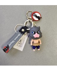 Bernumode | 3D Keychain -Demon Slayer, INOSUKE - piekariņš 3,22 € 
Inosuke Hashibira ir varonis no populārā anime un mangas Demon Slayer: Kimetsu no Yaiba, kuru radījis Koyoharu Gotoge. Viņš ir viens no galvenajiem varoņiem un Tanjiro Kamado biedrs.
Pamata informācija:

Pilns vārds: Inosuke Hashibira
Vecums: 15 gadi
Dzimšanas datums: 22. aprīlis
Augums: 164 cm
Dzimums: Vīrietis
Dzimtā vieta: Kalni (viņu audzināja mežacūkas pēc tam, kad māte viņu pameta)

Izskats:

Izskats: Inosuke ir jauns vīrietis ar īsiem, tumšiem matiem un izteiktām sejas iezīmēm. Viņam bieži ir intensīvs un agresīvs skats. Viņš valkā mežacūkas galvas masku, kuru viņš nēsāja, dzīvojot kalnos.
Tēls: Viņam ir muskuļots un iztrenēts ķermenis, kas atspoguļo viņa grūto audzināšanu un pieredzi cīņā ar bīstamiem radījumiem.

Raksturs:

Drosme un agresija: Inosuke ir aizrautīgs un agresīvs raksturs. Viņš bieži uzvedas kā mežonīgs zvērs, kas izpaužas viņa vardarbīgajā uzvedībā un niknajā dabā.
Pašpārliecinātība: Viņš nebaidās cīnīties ar demoniem un vienmēr cenšas pierādīt savu spēku.
Godīgums: Neskatoties uz savu agresivitāti, viņš ir uzticams draugiem un viņam ir spēcīga taisnīguma izjūta.

Spējas:

Zvēra elpošana (Beast Breathing): Inosuke izstrādājis savu elpošanas tehniku, kas balstīta uz mežonīgiem un agresīviem uzbrukumiem, padarot viņa cīņas stilu neparedzamu un spēcīgu.
Spēks un veiklība: Viņam ir izcila fiziskā spēka un ātras reakcijas prasmes, kas ļauj viņam cīnīties ar demoniem līdzīgi kā pieredzējuši demonu iznīcinātāji.

Loma stāstā:
Inosuke ir svarīgs sabiedrotais Tanjiro un Zenitsu cīņā ar demoniem. Viņš bieži izrāda līderības īpašības, lai gan viņš var būt stingrs un ātri dusmojas. Viņa ceļojums ir personīgās izaugsmes ceļš, kur viņš mācas novērtēt draudzību un komandas darbu.

