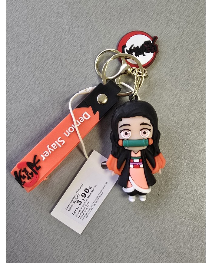 Bernumode | 3D Keychain -Demon Slayer, Nezuko - piekariņš 3,22 € Nezuko Kamado ir varonis no anime un mangas Demon Slayer: Kimetsu no Yaiba, kuru radījis Koyoharu Gotoge. Viņa ir Tanjiro Kamado jaunākā māsa un viens no galvenajiem varoņiem. Viņas stāsts galvenokārt ir saistīts ar cīņu ar demoniem un viņas pārvēršanos par demonu.
Pamata informācija:

Pilns vārds: Nezuko Kamado
Vecums: 14 gadi (stāsta sākumā)
Dzimšanas datums: 28. decembris
Augums: 153 cm
Dzimums: Sieviete
Dzimtā vieta: Kamado ciems (nogalināts ar demoniem)

Izskats:

Izskats: Nezuko ir jauna meitene ar gariem rozā matiem, kas izgaist oranžā krāsā pie galiem. Viņas acis sākotnēji bija dzintara krāsā, bet pēc pārvēršanās par demonu tās kļuva sarkanas.
Tēls: Viņa valkā tradicionālu kimonu un obi (siksnu), kā arī nēsā bambusa zobu siksnu, lai novērstu viņas uzbrukumus cilvēkiem. Viņai ir arī demona iezīmes, piemēram, ragi uz pieres.

Raksturs:

Laipnība: Neskatoties uz pārvēršanos par demonu, Nezuko saglabā cilvēka emocijas un laipnību. Viņa vienmēr rūpējas par savu brāli Tanjiro un ir gatava palīdzēt viņam jebkurā situācijā.
Gribasspēks: Viņai ir neticams gribasspēks, kas palīdz viņai kontrolēt savu demonu dabu un neuzbrukt cilvēkiem.
Saskaņa: Lai arī viņas demonu puse var būt agresīva, Nezuko bieži ir mierīga un atturīga, kas padara viņu unikālu starp demoniem.

Spējas:

Demona spējas: Pēc pārvēršanās par demonu Nezuko ieguva pārcilvēcisku spēku, ātru reģenerāciju un spēju pārvietoties neticami ātri.
Uguns vadīšana: Nezuko ir unikāla spēja manipulēt ar uguni, radot liesmas, kas ne tikai pastiprina viņas uzbrukuma spējas, bet arī aizsargā viņu no citiem demoniem.

Loma stāstā:
Nezuko ir galvenā figūra Demon Slayer stāstā. Pēc tam, kad viņas ģimeni nogalināja demoni, viņa tika pārvērsta par demonu, taču Tanjiro viņu neatstāja. Viņš zvērēja atrast veidu, kā atgriezt viņu cilvēka formā. Kopā viņi dodas ceļojumā, cīnoties ar demoniem un meklējot līdzekļus, lai dziedinātu viņas demonu stāvokli.
