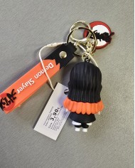 Bernumode | 3D Keychain -Demon Slayer, Nezuko - piekariņš 3,22 € Nezuko Kamado ir varonis no anime un mangas Demon Slayer: Kimetsu no Yaiba, kuru radījis Koyoharu Gotoge. Viņa ir Tanjiro Kamado jaunākā māsa un viens no galvenajiem varoņiem. Viņas stāsts galvenokārt ir saistīts ar cīņu ar demoniem un viņas pārvēršanos par demonu.
Pamata informācija:

Pilns vārds: Nezuko Kamado
Vecums: 14 gadi (stāsta sākumā)
Dzimšanas datums: 28. decembris
Augums: 153 cm
Dzimums: Sieviete
Dzimtā vieta: Kamado ciems (nogalināts ar demoniem)

Izskats:

Izskats: Nezuko ir jauna meitene ar gariem rozā matiem, kas izgaist oranžā krāsā pie galiem. Viņas acis sākotnēji bija dzintara krāsā, bet pēc pārvēršanās par demonu tās kļuva sarkanas.
Tēls: Viņa valkā tradicionālu kimonu un obi (siksnu), kā arī nēsā bambusa zobu siksnu, lai novērstu viņas uzbrukumus cilvēkiem. Viņai ir arī demona iezīmes, piemēram, ragi uz pieres.

Raksturs:

Laipnība: Neskatoties uz pārvēršanos par demonu, Nezuko saglabā cilvēka emocijas un laipnību. Viņa vienmēr rūpējas par savu brāli Tanjiro un ir gatava palīdzēt viņam jebkurā situācijā.
Gribasspēks: Viņai ir neticams gribasspēks, kas palīdz viņai kontrolēt savu demonu dabu un neuzbrukt cilvēkiem.
Saskaņa: Lai arī viņas demonu puse var būt agresīva, Nezuko bieži ir mierīga un atturīga, kas padara viņu unikālu starp demoniem.

Spējas:

Demona spējas: Pēc pārvēršanās par demonu Nezuko ieguva pārcilvēcisku spēku, ātru reģenerāciju un spēju pārvietoties neticami ātri.
Uguns vadīšana: Nezuko ir unikāla spēja manipulēt ar uguni, radot liesmas, kas ne tikai pastiprina viņas uzbrukuma spējas, bet arī aizsargā viņu no citiem demoniem.

Loma stāstā:
Nezuko ir galvenā figūra Demon Slayer stāstā. Pēc tam, kad viņas ģimeni nogalināja demoni, viņa tika pārvērsta par demonu, taču Tanjiro viņu neatstāja. Viņš zvērēja atrast veidu, kā atgriezt viņu cilvēka formā. Kopā viņi dodas ceļojumā, cīnoties ar demoniem un meklējot līdzekļus, lai dziedinātu viņas demonu stāvokli.
