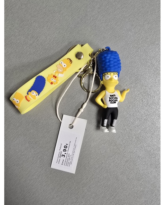 Bernumode | The Simpsons Cartoon Keychain - Marge - piekariņš 3,22 € 



Marģija Simpsons
Marģija Simpsons ir Simpsons ģimenes matriarhs un Homēra vīrs. Viņa ir pazīstama ar savu raksturīgo zilās krāsas matu frizūru, kas veidota kā augsts bites ligzda, un mierīgo, pacietīgo raksturu. Marģija bieži spēlē saprāta balsi ģimenē, cenšoties saglabāt visu kopā, neskatoties uz haosu apkārt.
Galvenās Marģijas īpašības:

Vecums: 36 gadi (kā attēlots seriālā).
Izskats: Marģijai ir gari, zili mati, veidoti augstā bites ligzdā. Viņa parasti valkā zaļu kleitu, sarkanu kaklarotu un sarkanas kurpes.
Personība: Marģija ir gādīga, atbildīga un bieži ir ģimenes saite, kas salīdzina visu kopā. Viņa ir uzticīga māte un sieva, lai arī viņas pacietība dažreiz tiek pārbaudīta ģimenes izdarību dēļ.
Intereses: Marģija mīl gatavot ēdienu, rūpēties par savu ģimeni un reizēm pievērsties aktivitātēm, piemēram, gleznošanai.
Attiecības ar ģimeni: Marģija ļoti mīl savu vīru Homēru un bērnus Bartu, Lisu un Megiju, lai arī viņa bieži saskaras ar viņu izdarībām.








 



