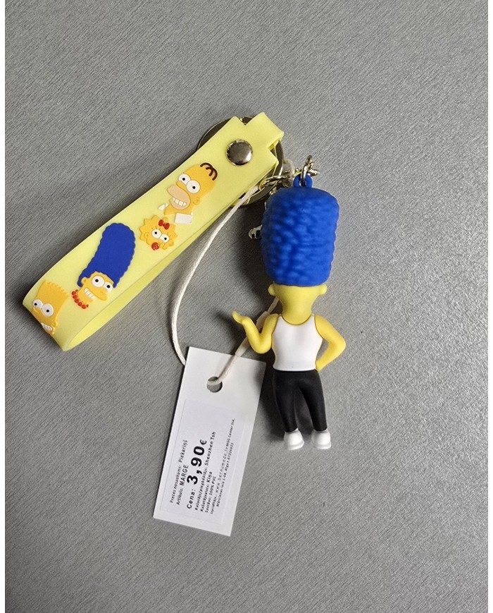 Bernumode | The Simpsons Cartoon Keychain - Marge - piekariņš 3,22 € 



Marģija Simpsons
Marģija Simpsons ir Simpsons ģimenes matriarhs un Homēra vīrs. Viņa ir pazīstama ar savu raksturīgo zilās krāsas matu frizūru, kas veidota kā augsts bites ligzda, un mierīgo, pacietīgo raksturu. Marģija bieži spēlē saprāta balsi ģimenē, cenšoties saglabāt visu kopā, neskatoties uz haosu apkārt.
Galvenās Marģijas īpašības:

Vecums: 36 gadi (kā attēlots seriālā).
Izskats: Marģijai ir gari, zili mati, veidoti augstā bites ligzdā. Viņa parasti valkā zaļu kleitu, sarkanu kaklarotu un sarkanas kurpes.
Personība: Marģija ir gādīga, atbildīga un bieži ir ģimenes saite, kas salīdzina visu kopā. Viņa ir uzticīga māte un sieva, lai arī viņas pacietība dažreiz tiek pārbaudīta ģimenes izdarību dēļ.
Intereses: Marģija mīl gatavot ēdienu, rūpēties par savu ģimeni un reizēm pievērsties aktivitātēm, piemēram, gleznošanai.
Attiecības ar ģimeni: Marģija ļoti mīl savu vīru Homēru un bērnus Bartu, Lisu un Megiju, lai arī viņa bieži saskaras ar viņu izdarībām.








 



