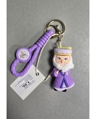 Bernumode | 3D Keychain -Harry Potter, Albus Dumbledore - piekariņš 3,22 € 



Albus Percival Wulfric Brian Dumbledore ir izdomāts tēls Dž.K. Roulingas Harija Potera sērijā. Viņš tiek iepazīstināts kā gudrais un labvēlīgais Hogvortsas Burvju un Raganu skolas direktors. Dumbledore ir pazīstams ar savām izcilajām burvju spējām, vadot Fēniksa ordeni un būtisku lomu cīņā pret tumšo burvi Lordu Voldemortu.
Galvenās Albus Dumbledore īpašības:

Dzimšana: Dzimis 1881. gadā Mould-on-the-Wold, Anglijā.
Izskats: Garš un tievs ar gariem sudraba matiem un bārdu, bieži valkājot pusmēness formas brilles.
Personība: Pazīstams ar savu gudrību, laipnību un humoru. Viņš vērtē mīlestību, uzticību un izvēles brīvību.
Fons: Dumbledore jaunība bija sarežģīta, iezīmēta ar ģimenes traģēdijām un agrīnu draudzību ar Gellertu Grindelvaldu, kas vēlāk pārvērtās par sacensību.
Loma Hogvortsā: Sākotnēji strādāja par Transfigurācijas profesoru, vēlāk kļuva par direktoru. Viņš dibināja Fēniksa ordeni, lai pretojoties Voldemorta tirānijai.
Nāve: Nomira 1997. gadā Hogvortsā, organizējot savu nāvi, lai aizsargātu Dārko Malfoju un nodrošinātu Severusa Sneipa pozīciju Voldemorta rindās.








 



