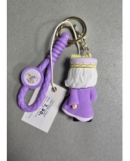 Bernumode | 3D Keychain -Harry Potter, Albus Dumbledore- брелок 3,22 € 



Альбус Персиваль Вулфрик Брайан Дамблдор — вымышленный персонаж серии книг Дж.К. Роулинг «Гарри Поттер». Он представлен как мудрый и доброжелательный директор школы чародейства и волшебства Хогвартс. Дамблдор известен своими выдающимися магическими способностями, руководством Орденом Феникса и ключевой ролью в борьбе с тёмным волшебником Лордом Волдемортом.
Основные характеристики Альбуса Дамблдора:

Дата рождения: 1881 год, Молд-он-зе-Уолд, Англия.
Внешность: Высокий и стройный, с длинными серебристыми волосами и бородой, часто носит полумесяцевидные очки.
Личность: Известен своей мудростью, добротой и чувством юмора. Ценит любовь, преданность и важность выбора.
Происхождение: Молодость Дамблдора была сложной, отмеченной семейными трагедиями и ранней дружбой с Геллертом Гриндевальдом, которая позже переросла в соперничество.
Роль в Хогвартсе: Работал преподавателем трансфигурации, затем стал директором. Он основал Орден Феникса для борьбы с тиранией Волдеморта.
Смерть: Умер в 1997 году в Хогвартсе, организовав свою собственную смерть, чтобы защитить Драко Малфоя и обеспечить позицию Северуса Снейпа в рядах Волдеморта.








 


